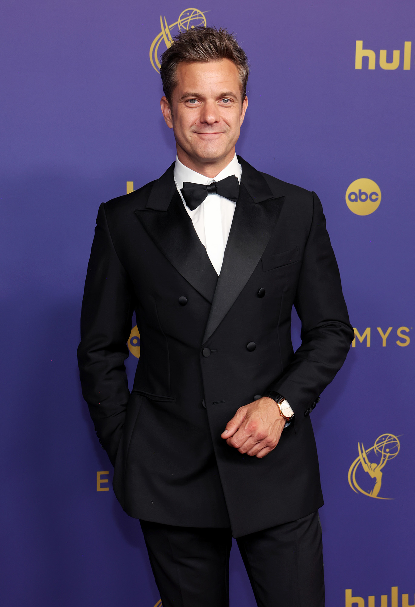 Joshua Jackson Walks on to 2024 Emmys Stage to 'I Don't Want to Wait'