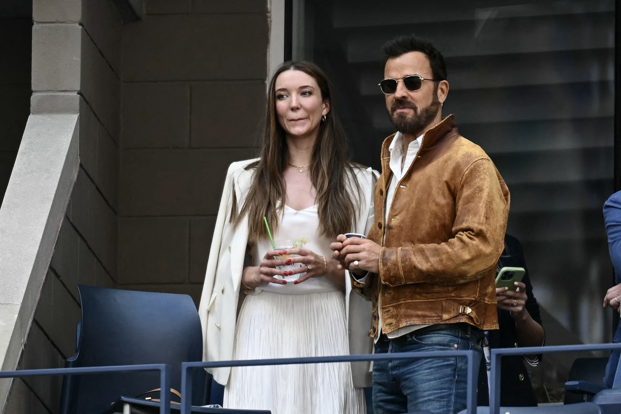 Justin Theroux e a noiva Nicole Brydon Bloom comparecem ao US Open após o noivado