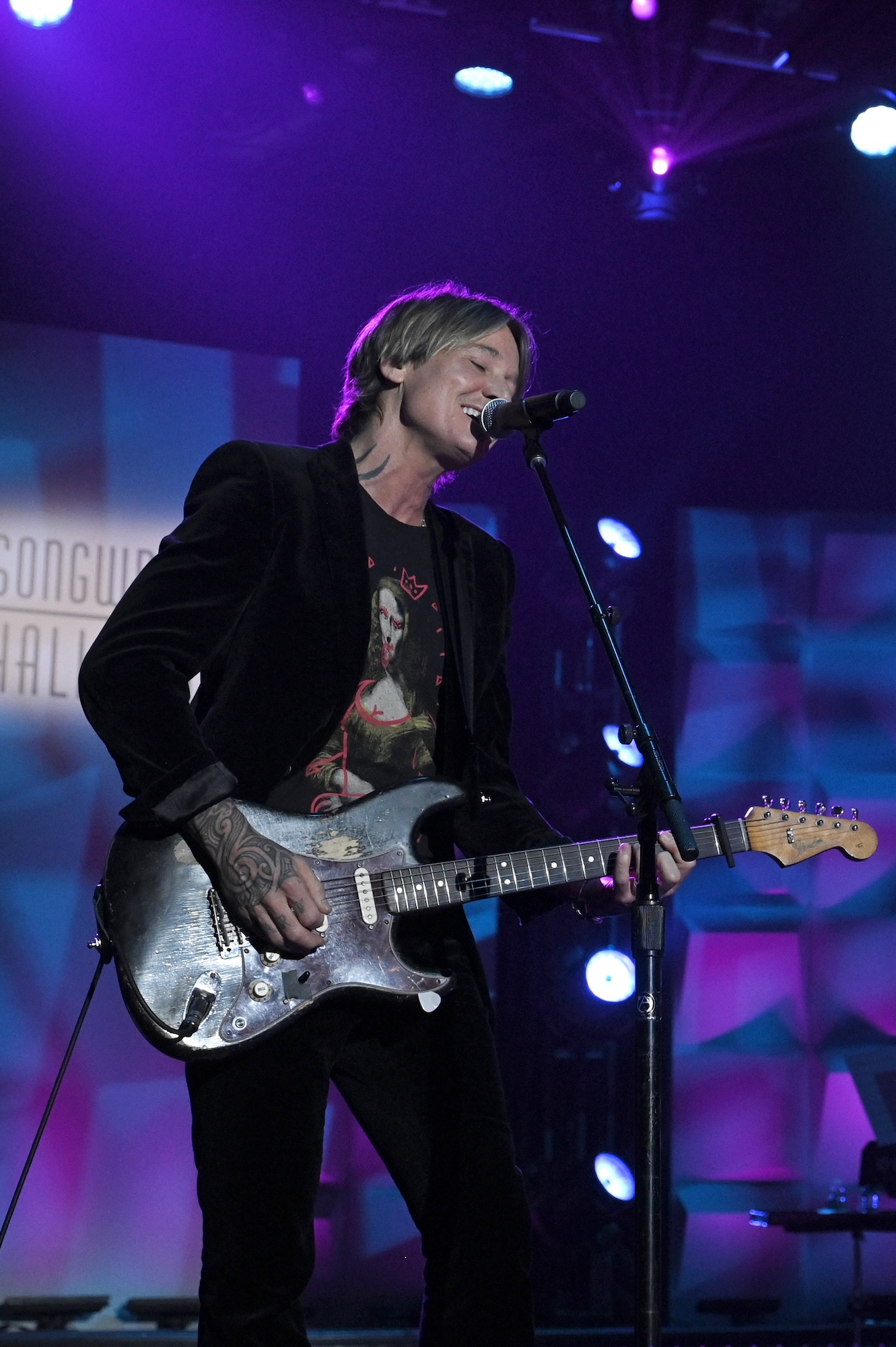 Keith Urban adora que a voz cantada de Miley Cyrus ‘soa como um cinzeiro’