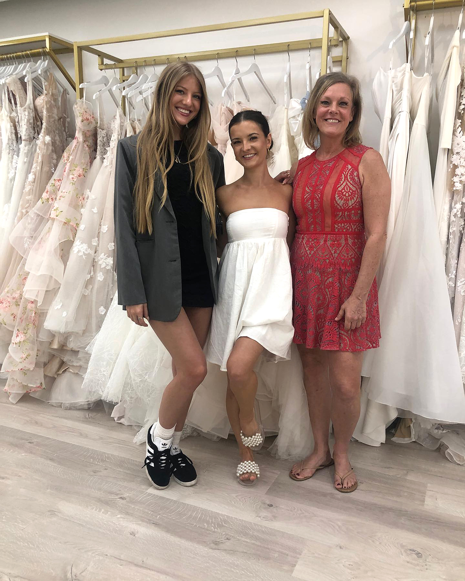 Kelly Hyland bricht in Tränen aus, als sie Tochter Brooke Hyland in einem Hochzeitskleid sieht