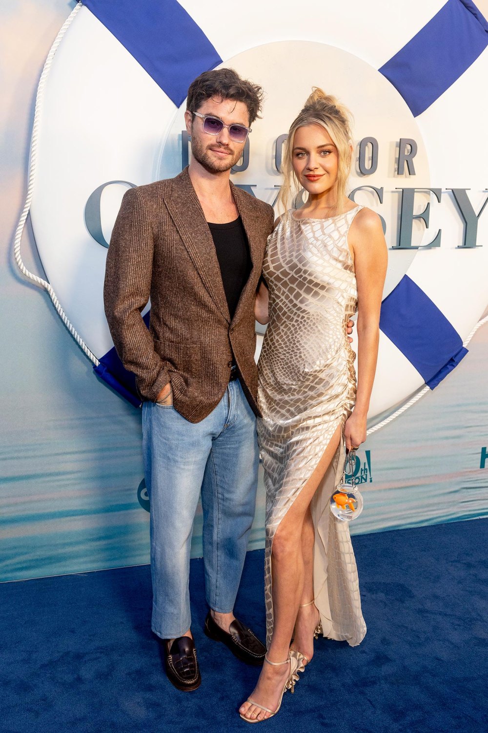 Kelsea Ballerini luce un bolso de rejilla en la alfombra roja con Chase Stokes