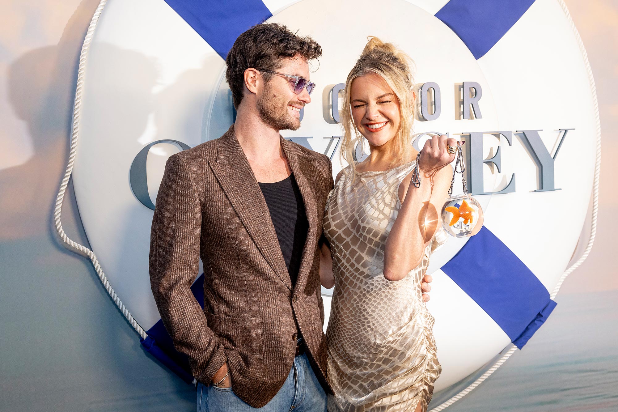 Kelsea Ballerini muestra un adorable bolso con peces dorados con Chase Stokes