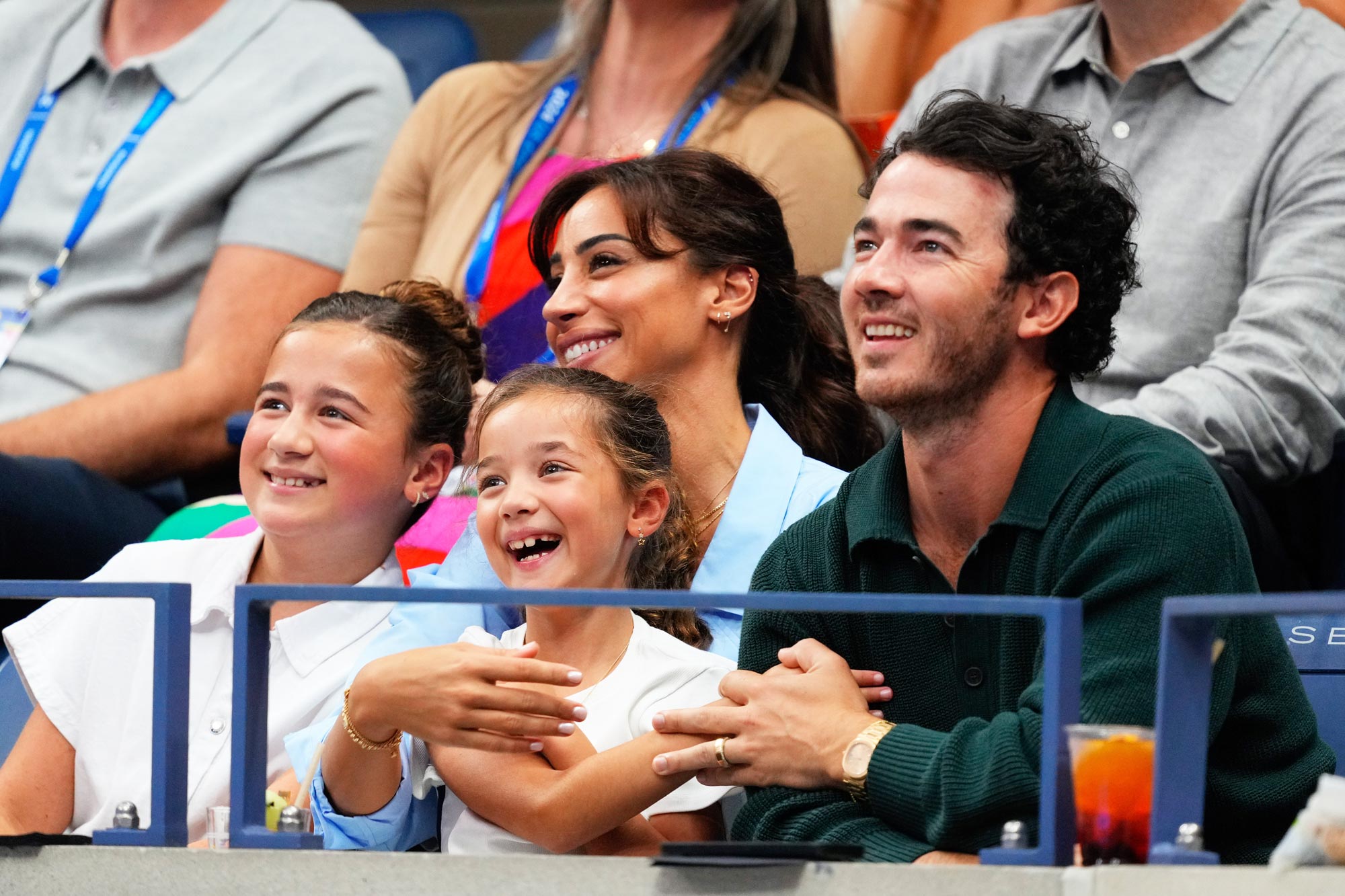 Kevin Jonas und seine Frau Danielle bringen die Töchter Alena und Valentina zu den US Open