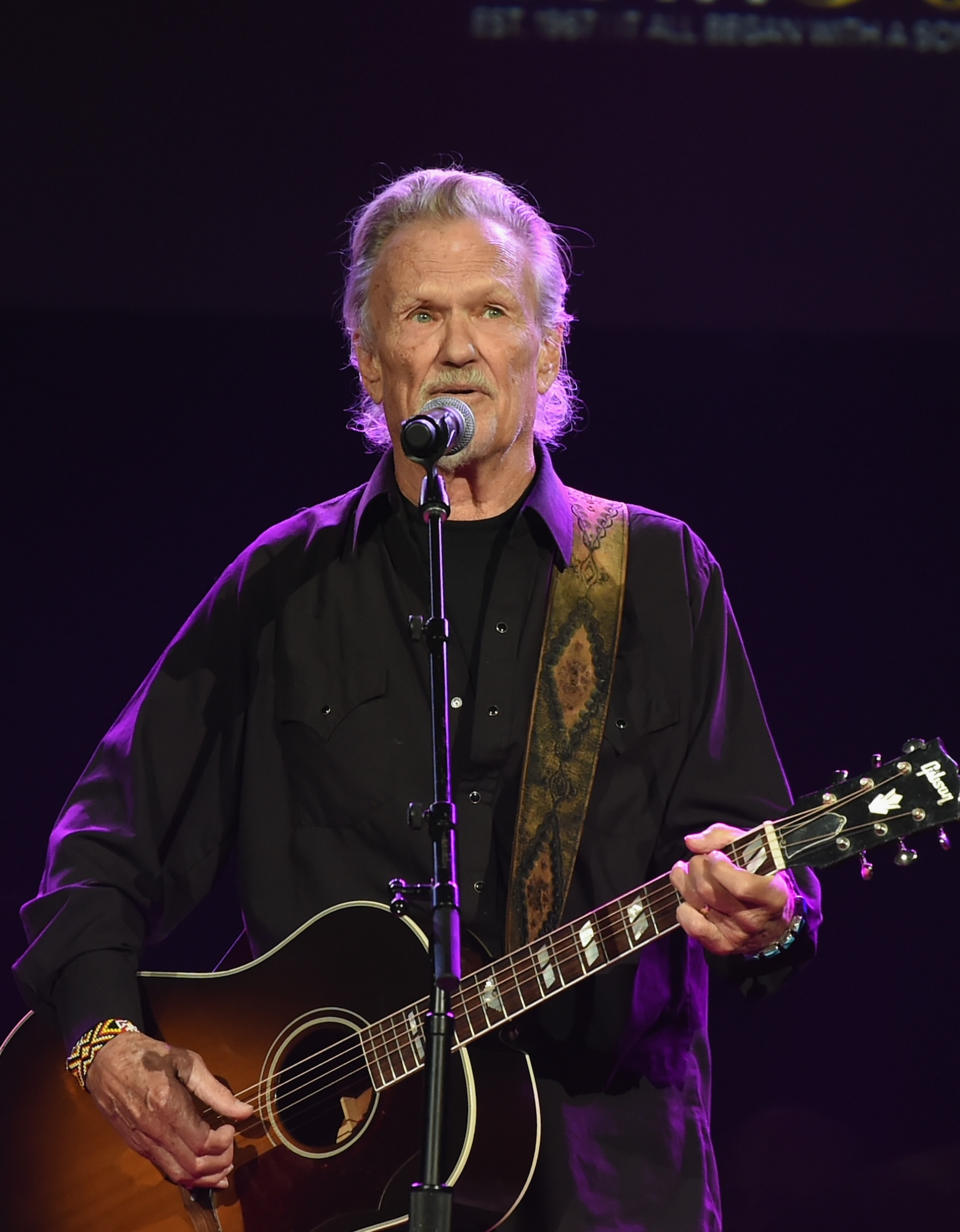 Ca sĩ nhạc đồng quê Kris Kristofferson qua đời ở tuổi 88