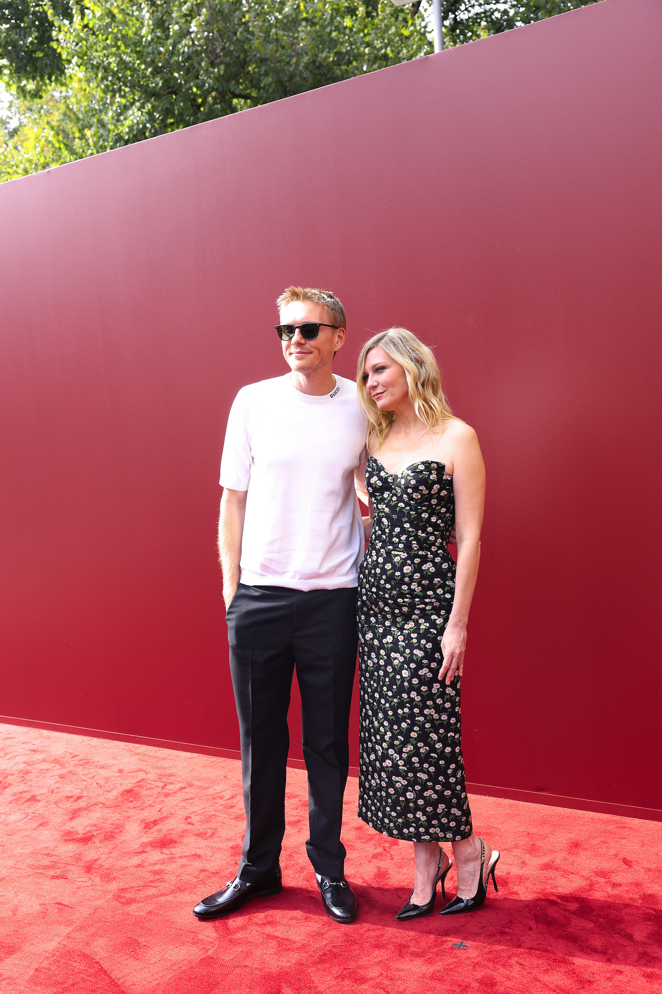 Kirsten Dunst y su hermano Christian posan para un raro momento en la alfombra roja