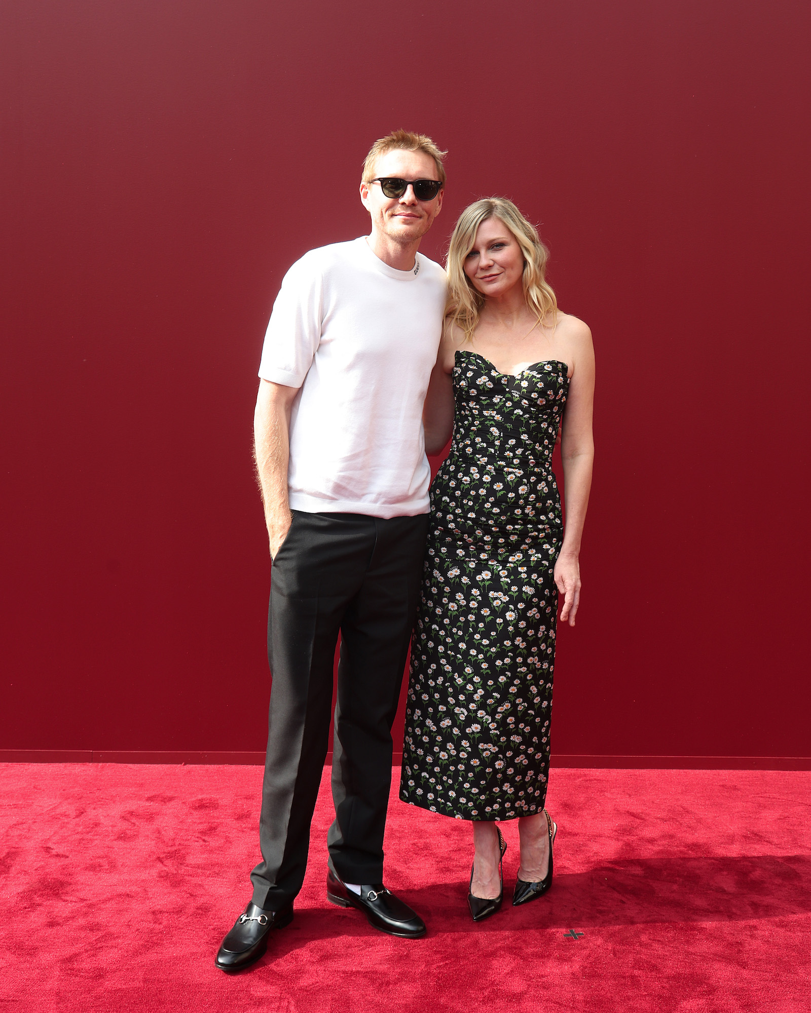 Kirsten Dunst y su hermano Christian posan para un raro momento en la alfombra roja