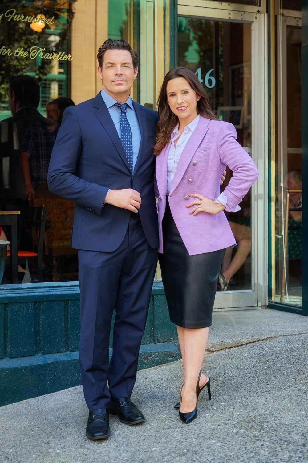 Lacey Chabert se burla de que las cosas no siempre salen según lo planeado en la serie Celebrations 564 de Hallmark