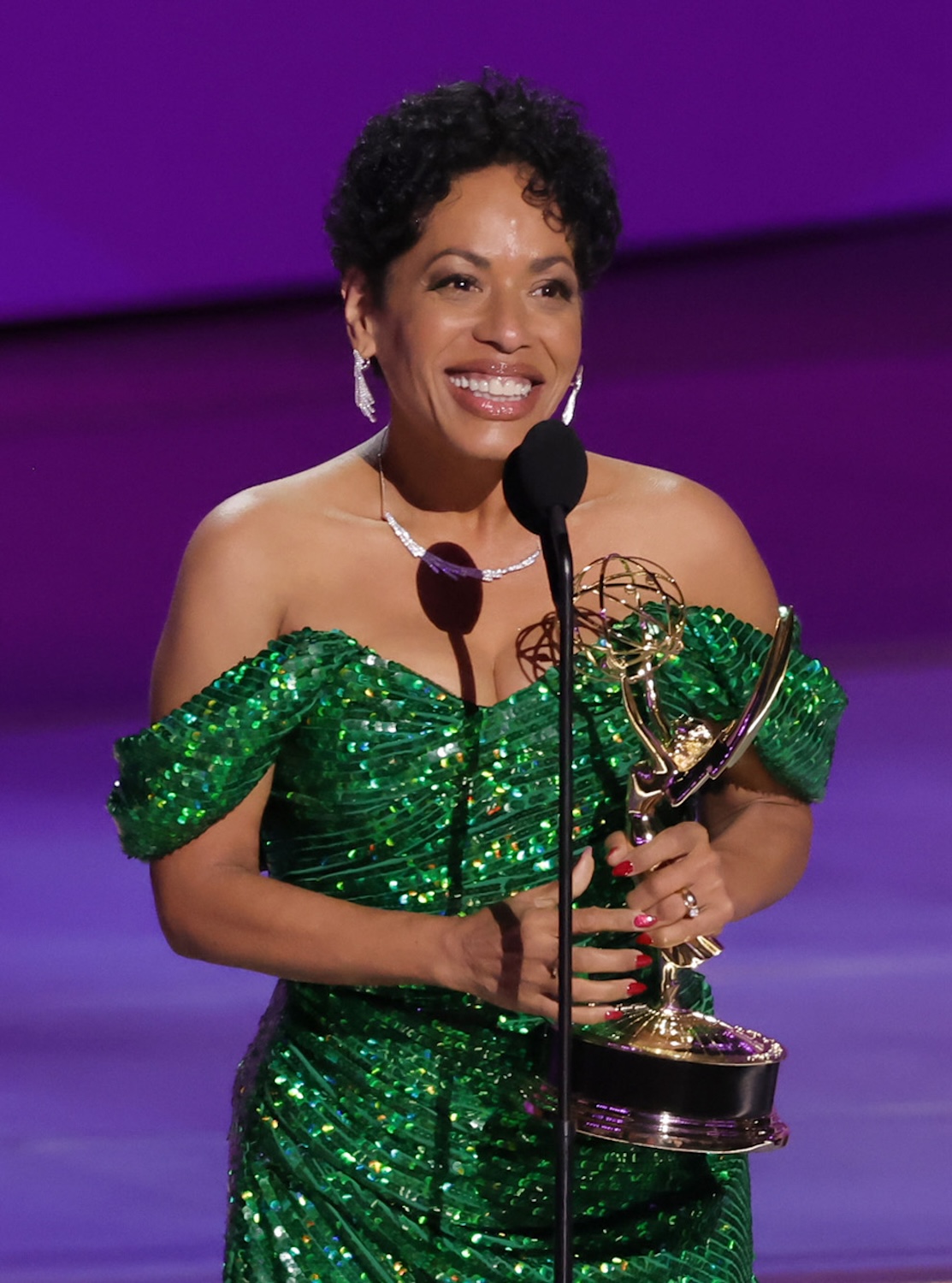 Liza Colon-Zayas wird bei den Emmys 2024 als beste Nebendarstellerin in einer Komödie ausgezeichnet