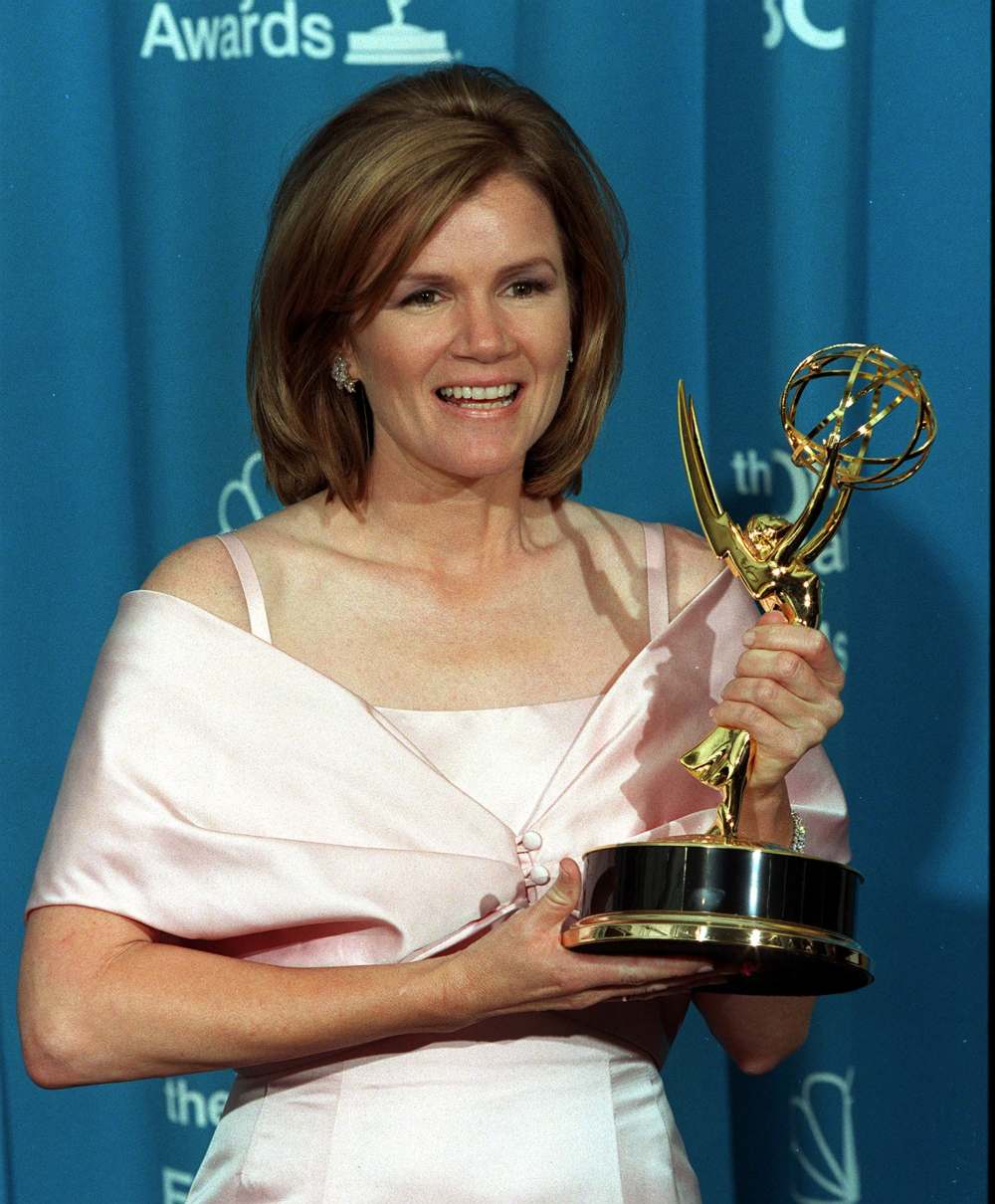 Mare Winningham con el premio Emmy 1998 por George Wallace