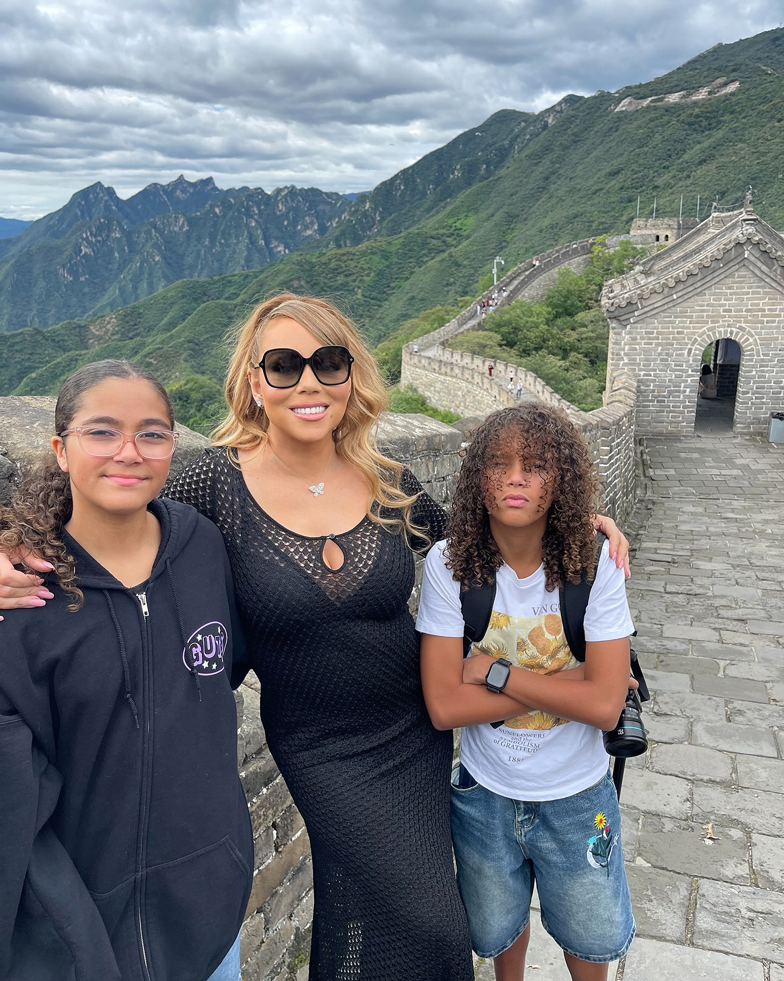 Los gemelos de Mariah Carey parecen adultos en un viaje familiar a China