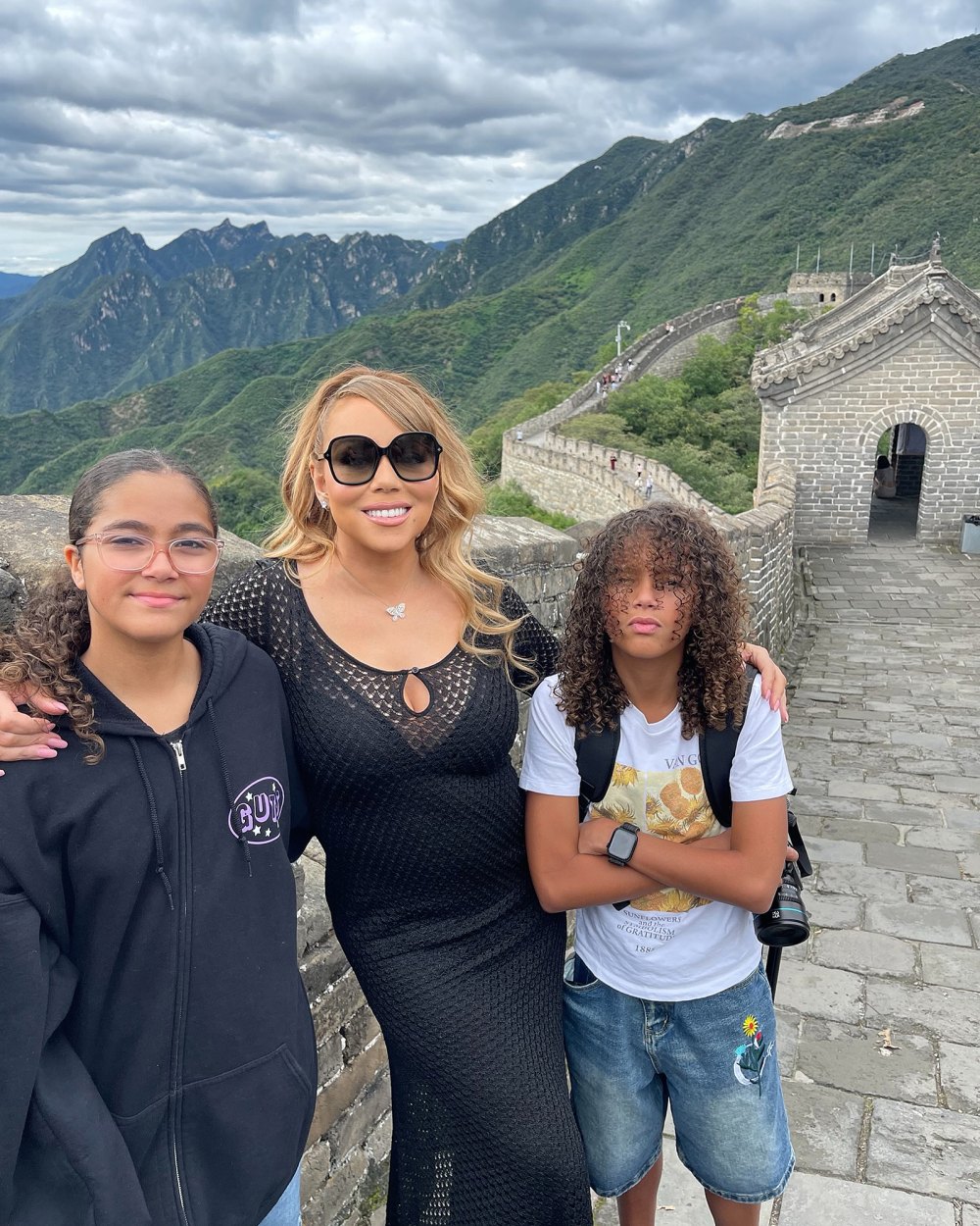 As gêmeas de Mariah Carey parecem crescidas em viagem em família para a China