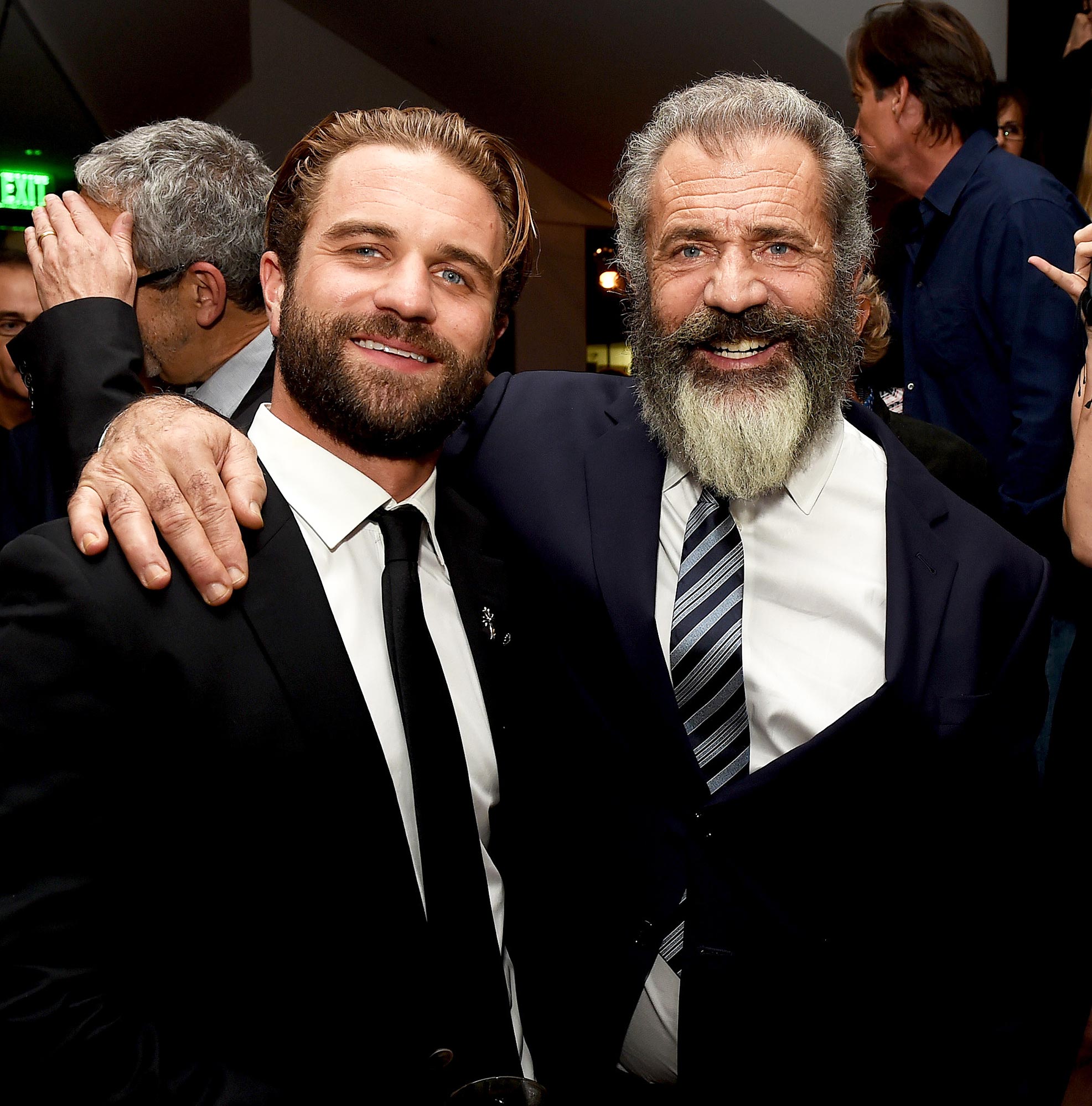 Mel Gibson bước lên thảm đỏ cùng những đứa trẻ nhỏ nhất Lucia, 14 tuổi và Lars, 7 tuổi