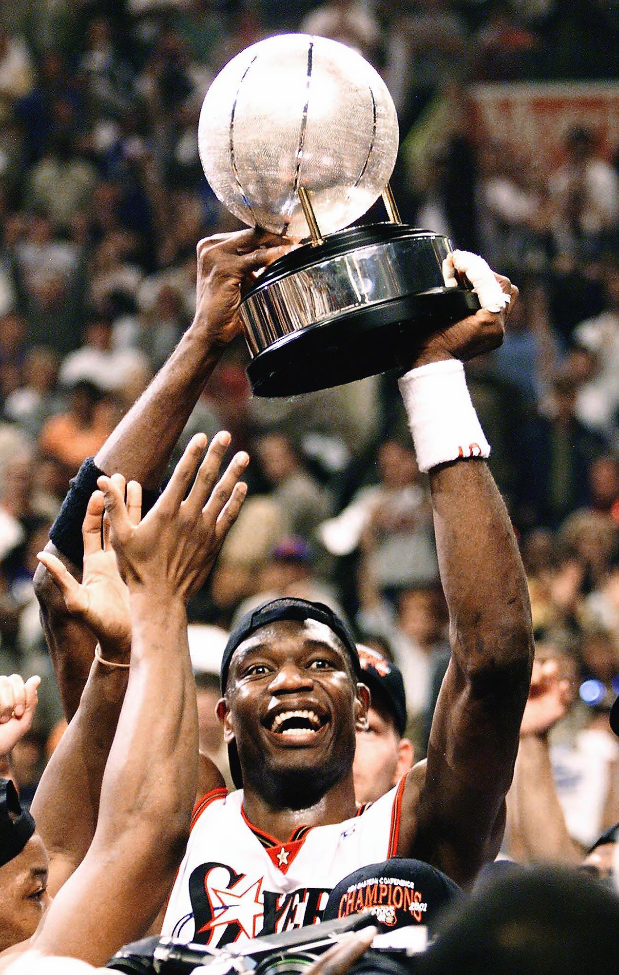 NBA 레전드 디켐베 무톰보(Dikembe Mutombo)가 뇌암 투병 끝에 58세의 나이로 사망