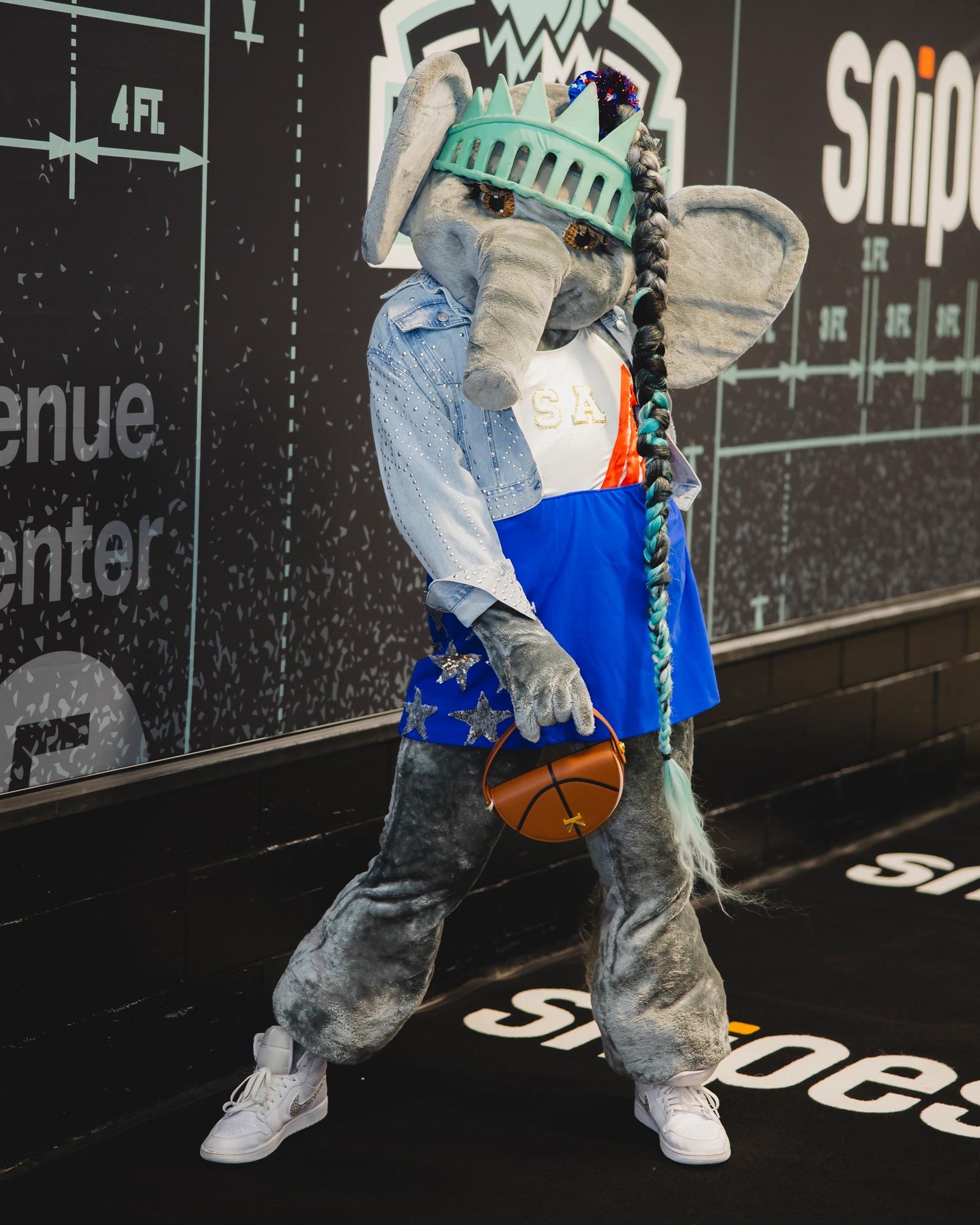 La mascota de New York Liberty, Ellie, la elefante: ¿Qué hay en mi bolso?