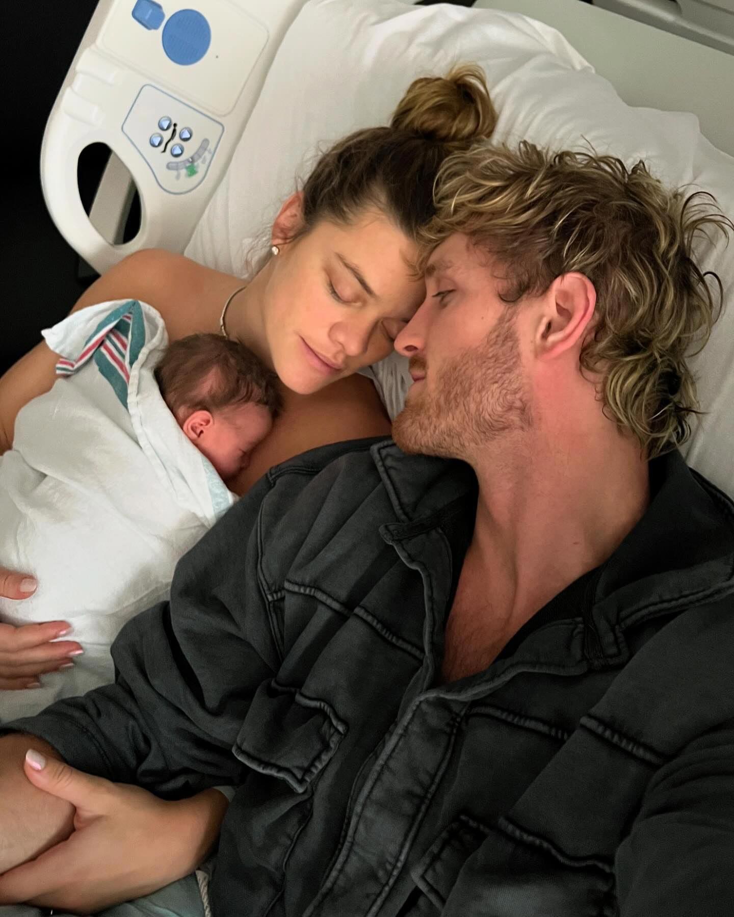 Nina Agdal da a luz y da la bienvenida al primer bebé con su prometido Logan Paul