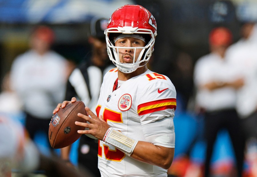 Patrick Mahomes Grandfather Watched Chiefs Chargers Game From Hospital Bed 2