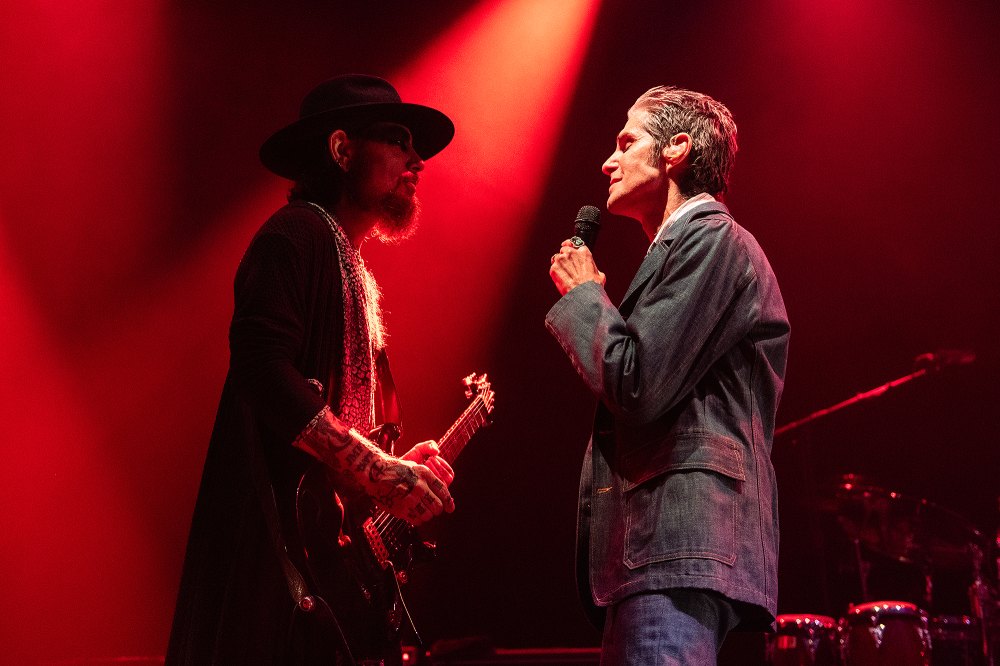 Perry Farrell dá um soco no colega de banda Dave Navarro durante o show de reunião do Jane's Addiction