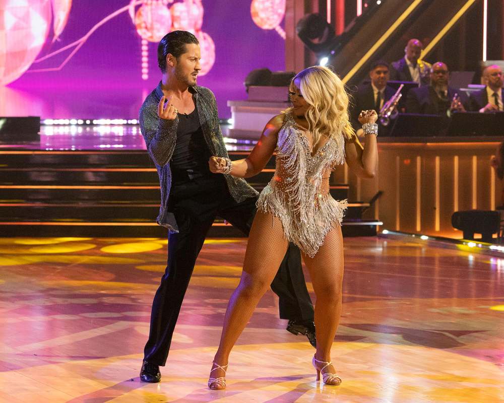 Phaedra Parks reacciona al coqueteo de Derek Hough. Ella es muy sexy 281