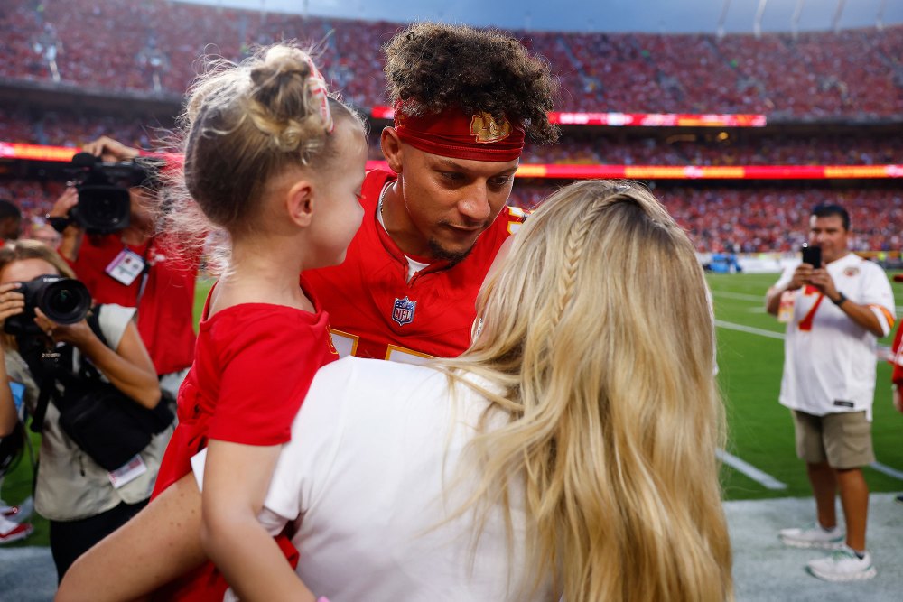 Grávida Brittany Mahomes mantém seu visual casual no primeiro jogo da temporada do Kansas City Chiefs Patrick Mahomes