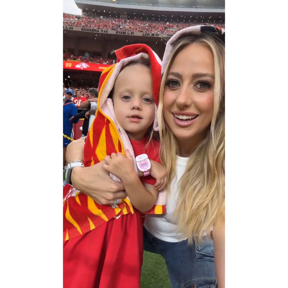 Grávida Brittany Mahomes mantém seu visual casual no primeiro jogo da temporada do Kansas City Chiefs