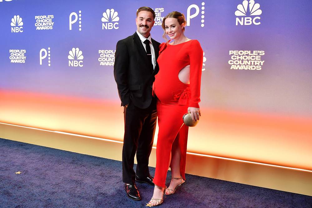 La embarazada Whitney Leavitt trae calor y hace una ola de bebé en los People's Choice Country Awards 2024