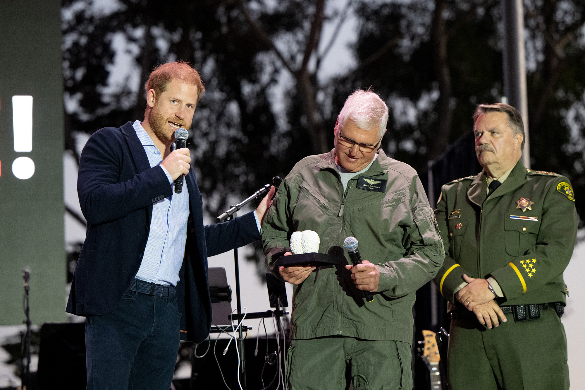 El príncipe Harry se confundió con su hermano, el príncipe William, en un evento de recaudación de fondos