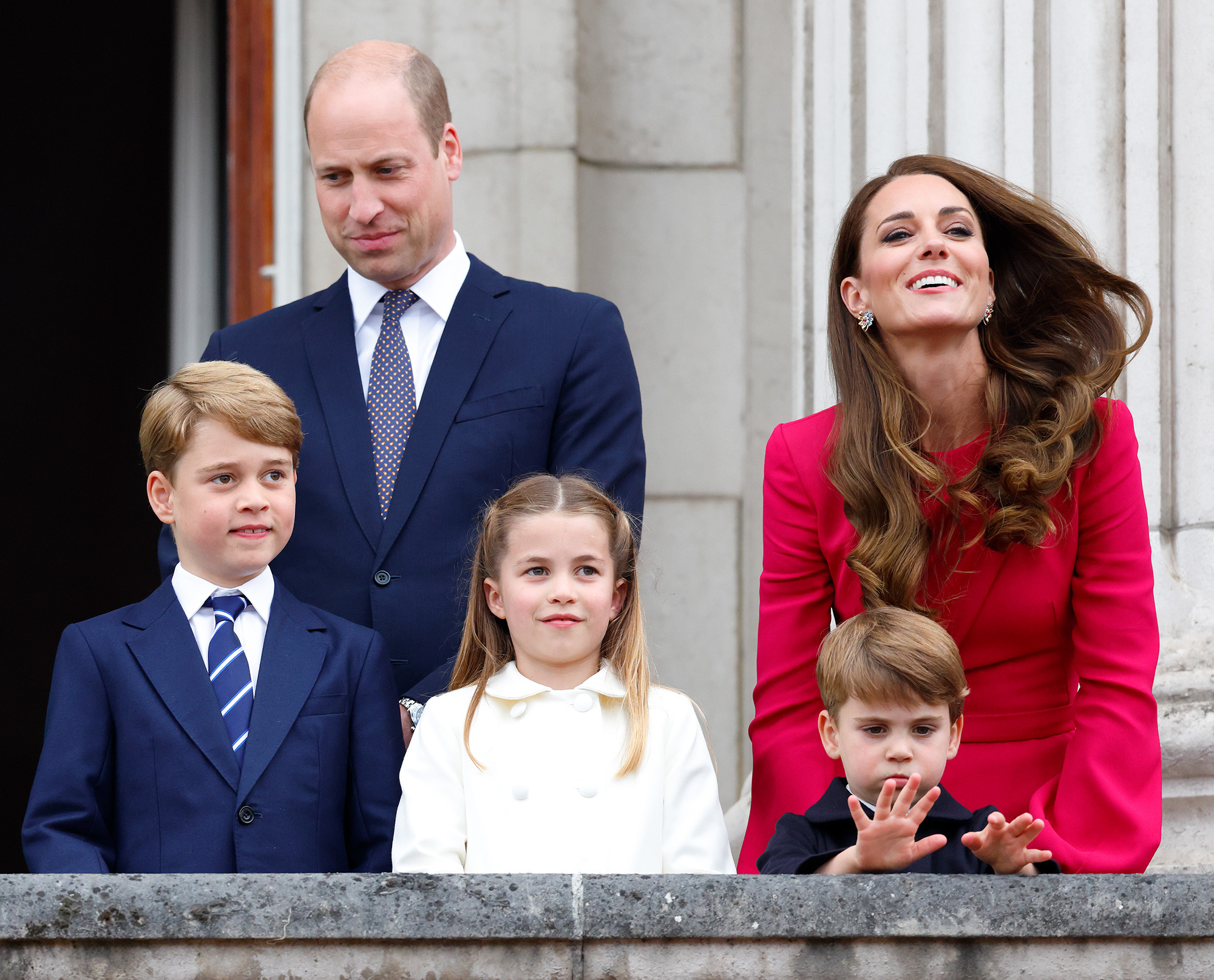 El príncipe William dice que el príncipe Louis intenta 'robar' las joyas de Charlotte