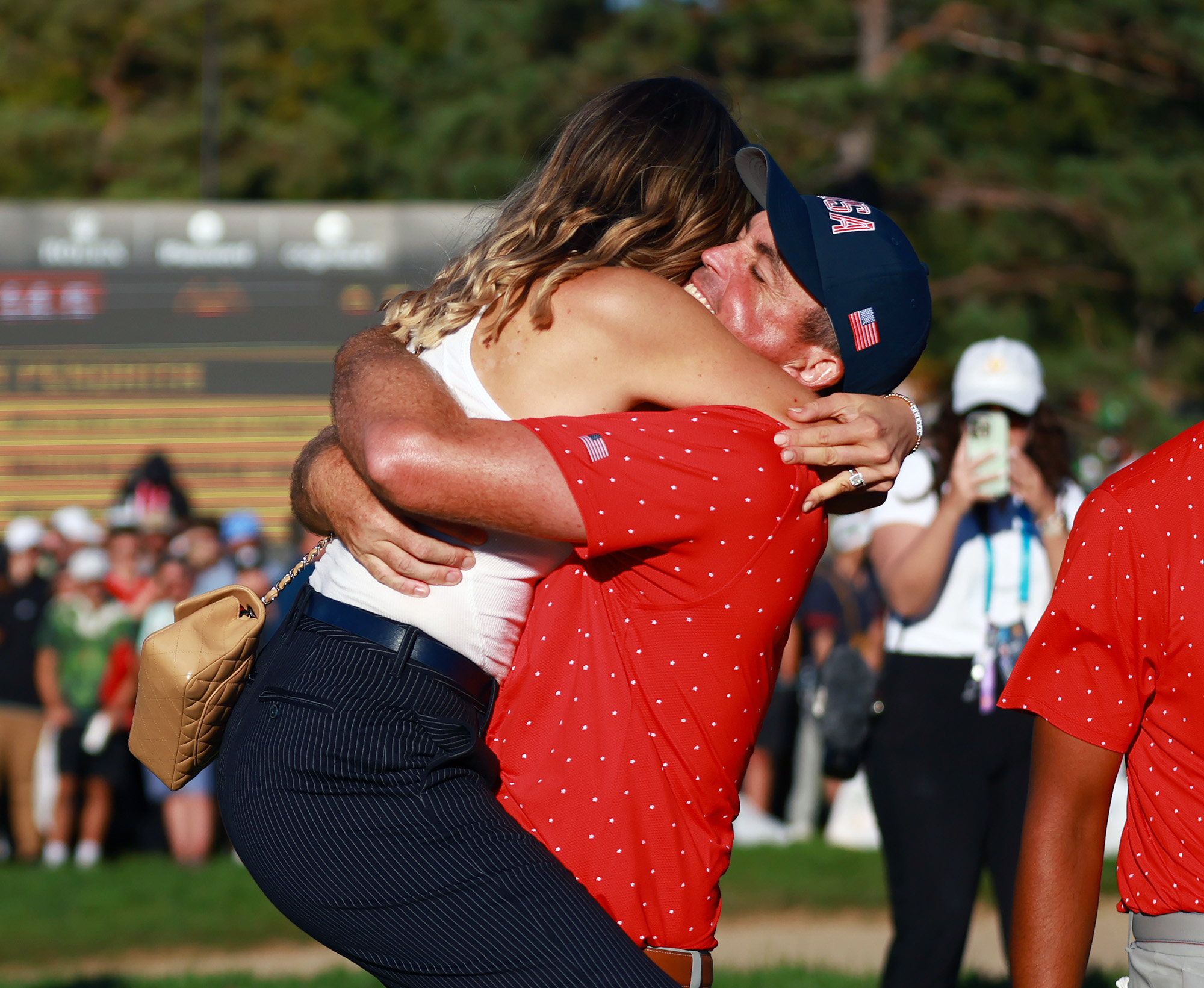 O jogador de golfe profissional Keegan Bradley comemora com a esposa Jillian após a vitória da equipe dos EUA