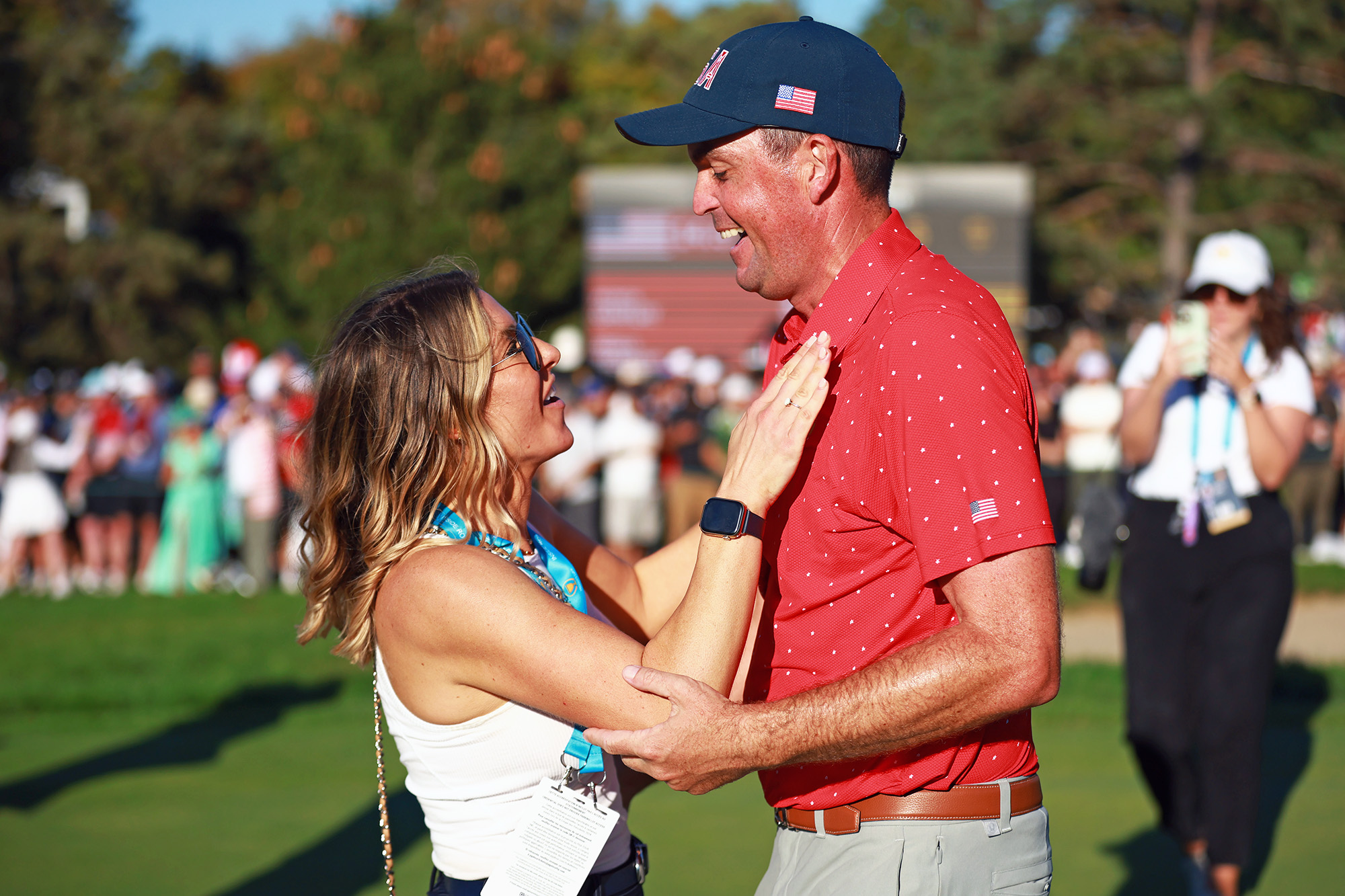 O jogador de golfe profissional Keegan Bradley comemora com a esposa Jillian após a vitória da equipe dos EUA