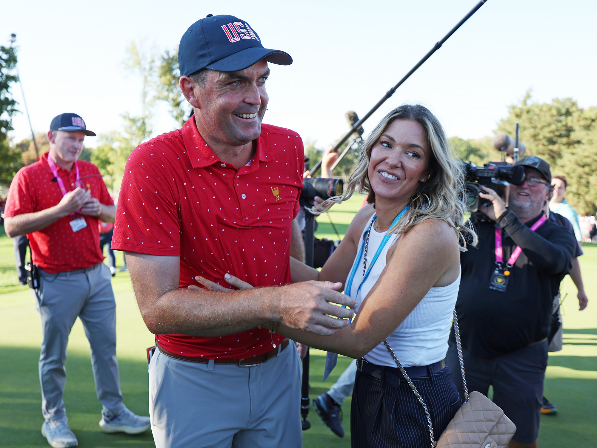 O jogador de golfe profissional Keegan Bradley comemora com a esposa Jillian após a vitória da equipe dos EUA