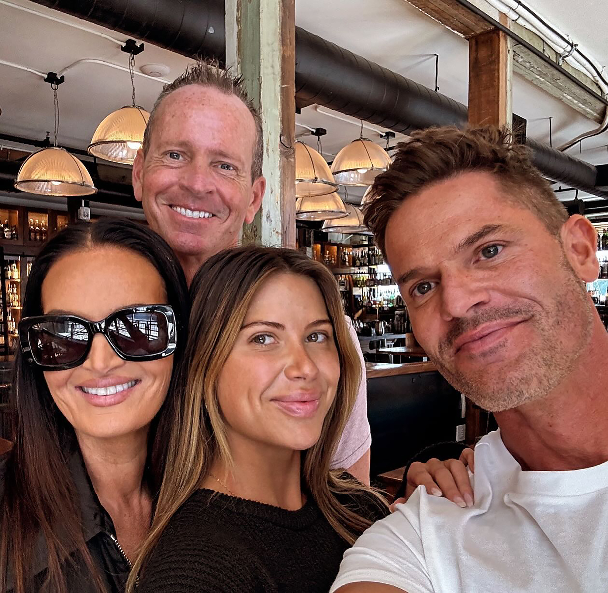 Lisa von RHOSLC macht ein Selfie mit den geheimen Leben von Demi und Bret von Mormon Wives