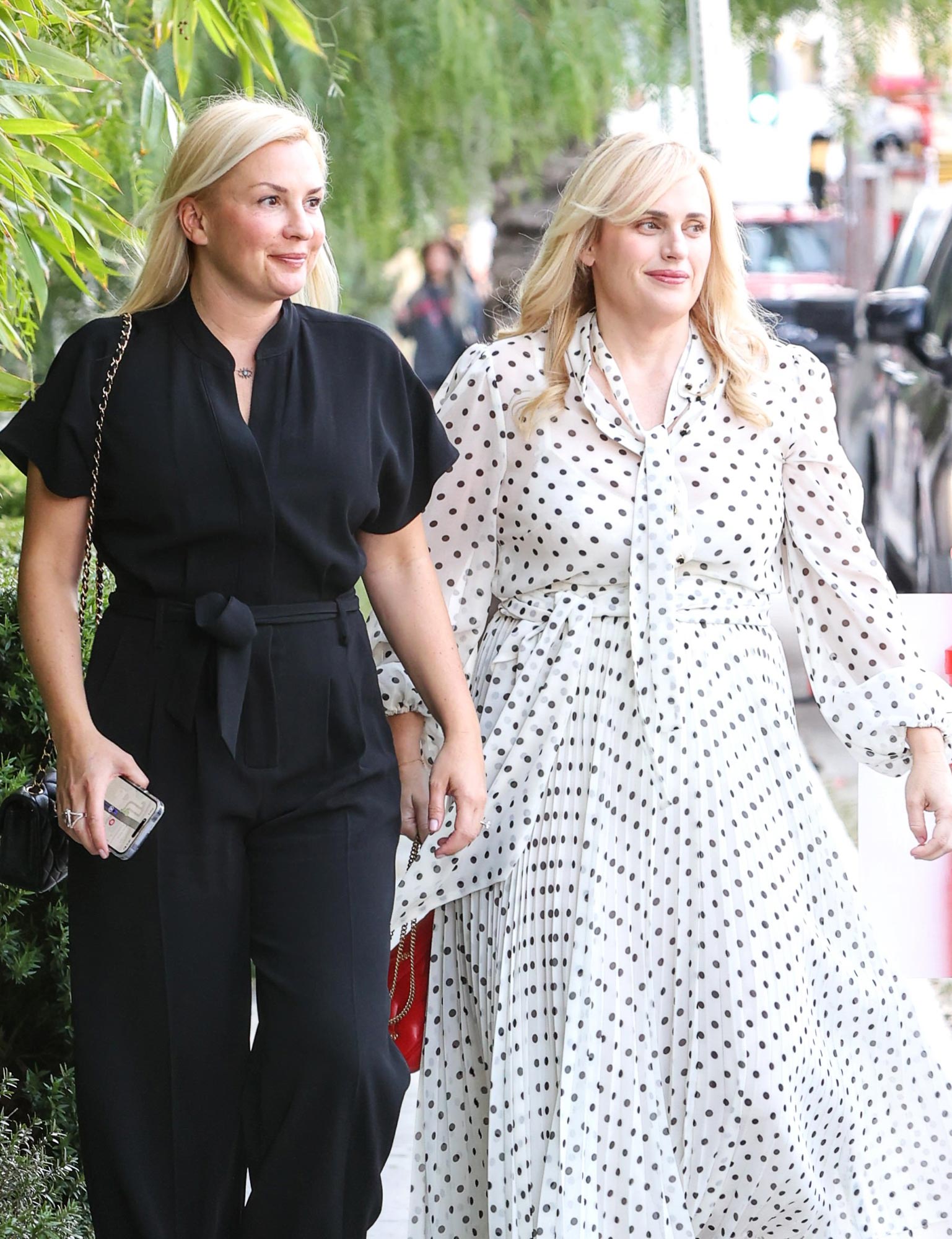 Rebel Wilson แต่งงานกับ Ramona Agruma ในงานแต่งงานใกล้ชิดหลังจาก 3 ปี