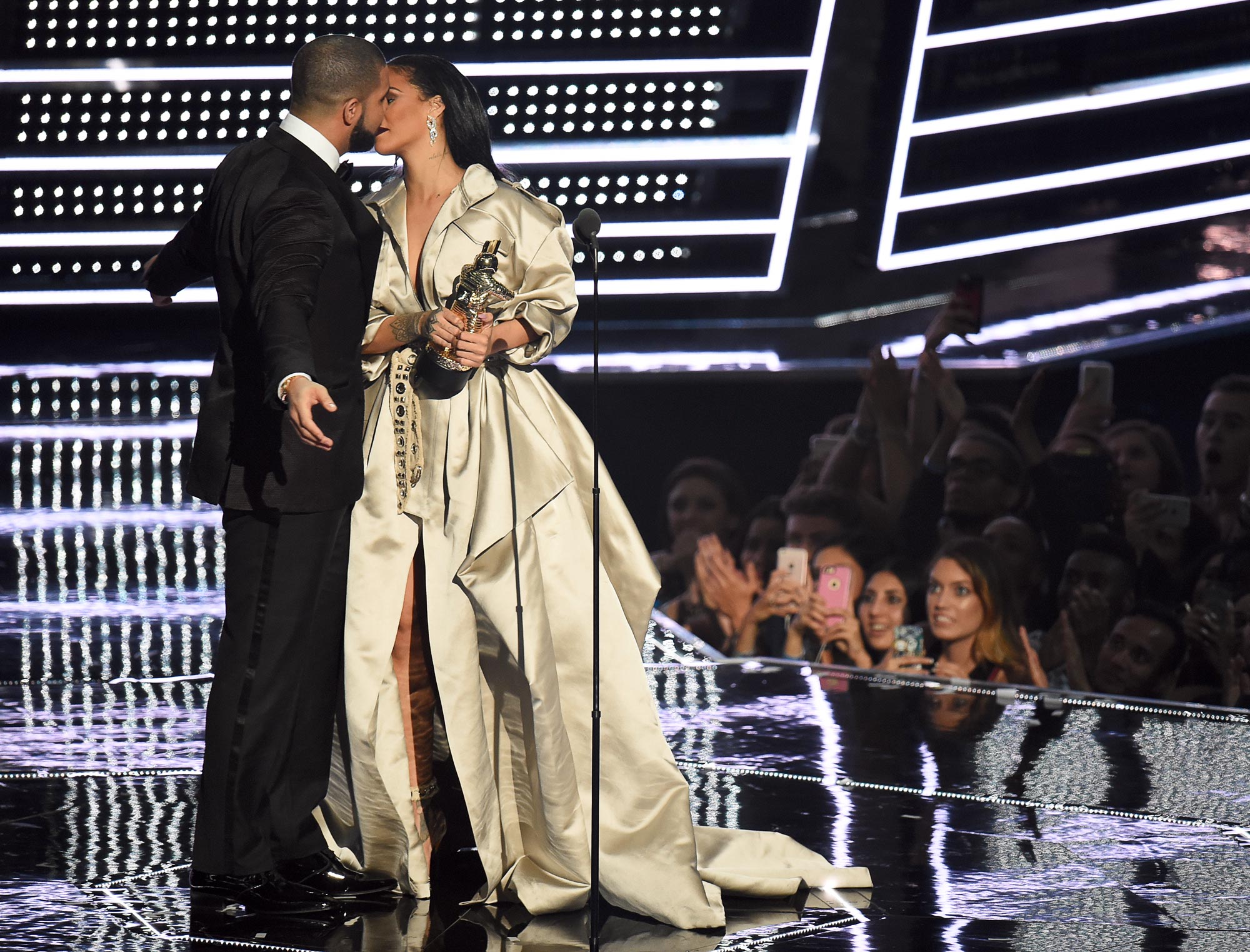 Remember When Rihanna Swerved Drake s Kiss on the VMAs Stage 851