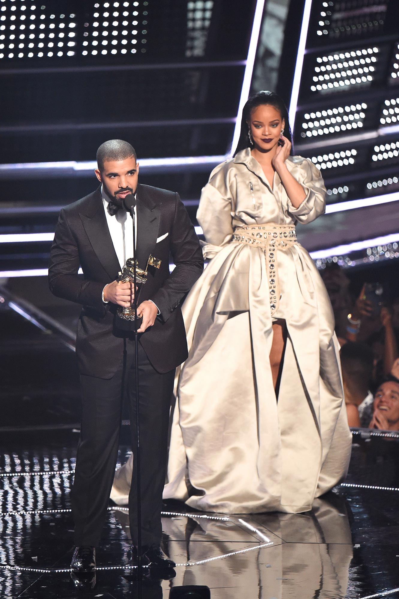 Remember When Rihanna Swerved Drake s Kiss on the VMAs Stage 852