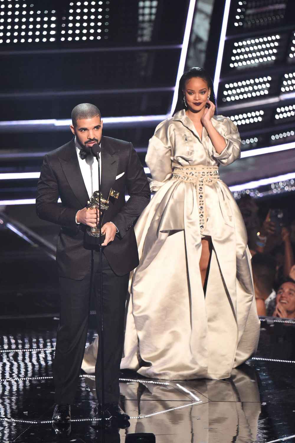 Remember When Rihanna Swerved Drake s Kiss on the VMAs Stage 852