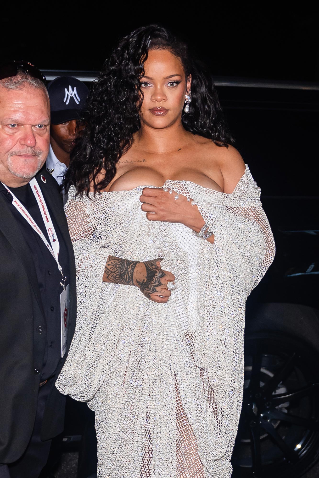 Rihanna surpreende com vestido Alaia brilhante na Semana de Moda de Nova York