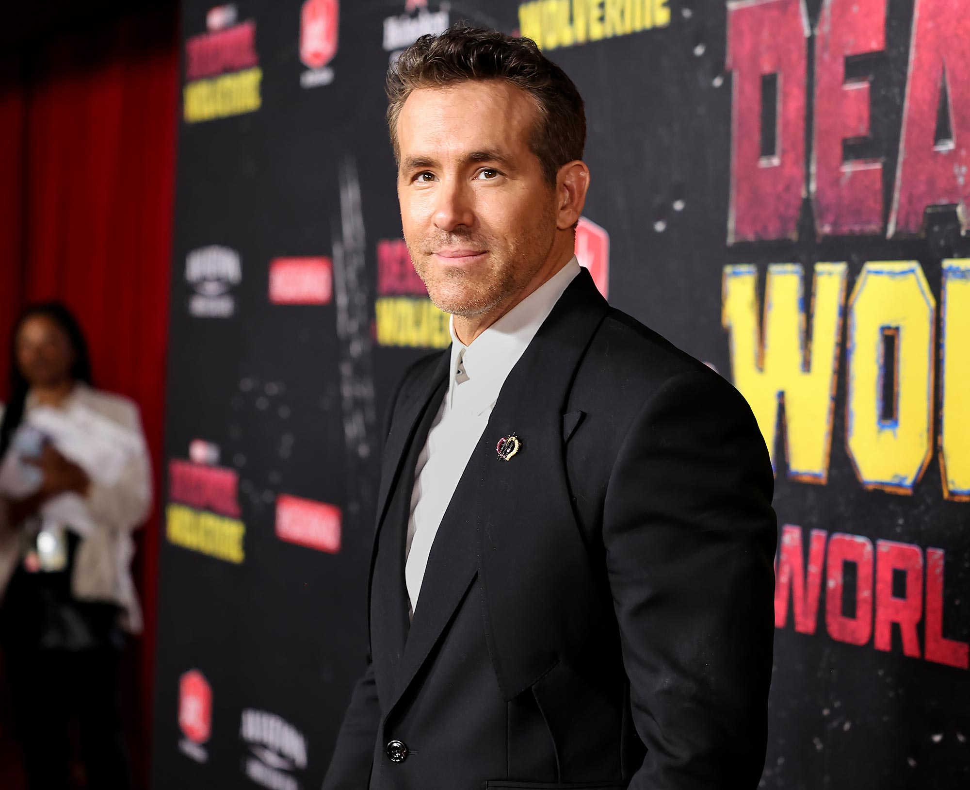 Ryan Reynolds ไปเยี่ยมผู้ป่วยมะเร็งและแฟนวัย 8 ขวบในโรงพยาบาลบอสตัน