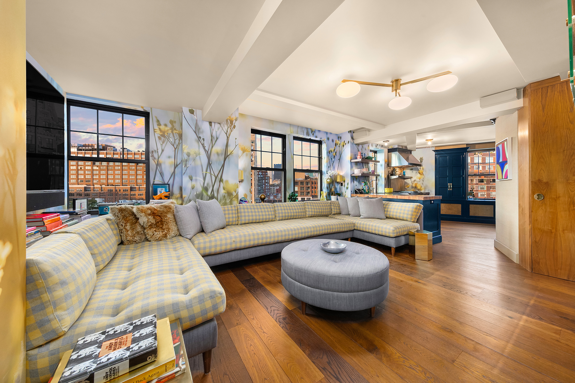 Ryan Serhant แสดงรายการ West Village Duplex ของ Andy Cohen: ภายในบ้านมูลค่า 14 ล้านเหรียญ