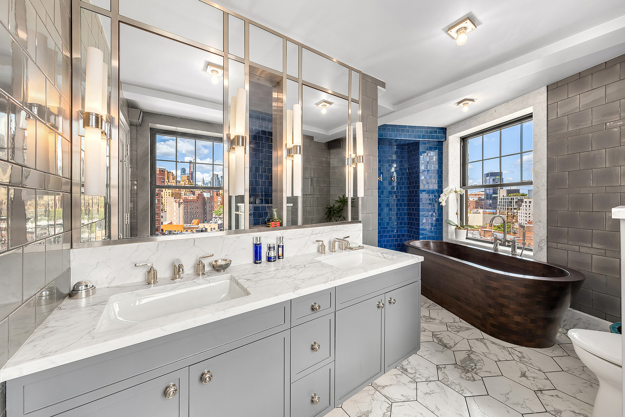 Ryan Serhant แสดงรายการ West Village Duplex ของ Andy Cohen: ภายในบ้านมูลค่า 14 ล้านเหรียญ