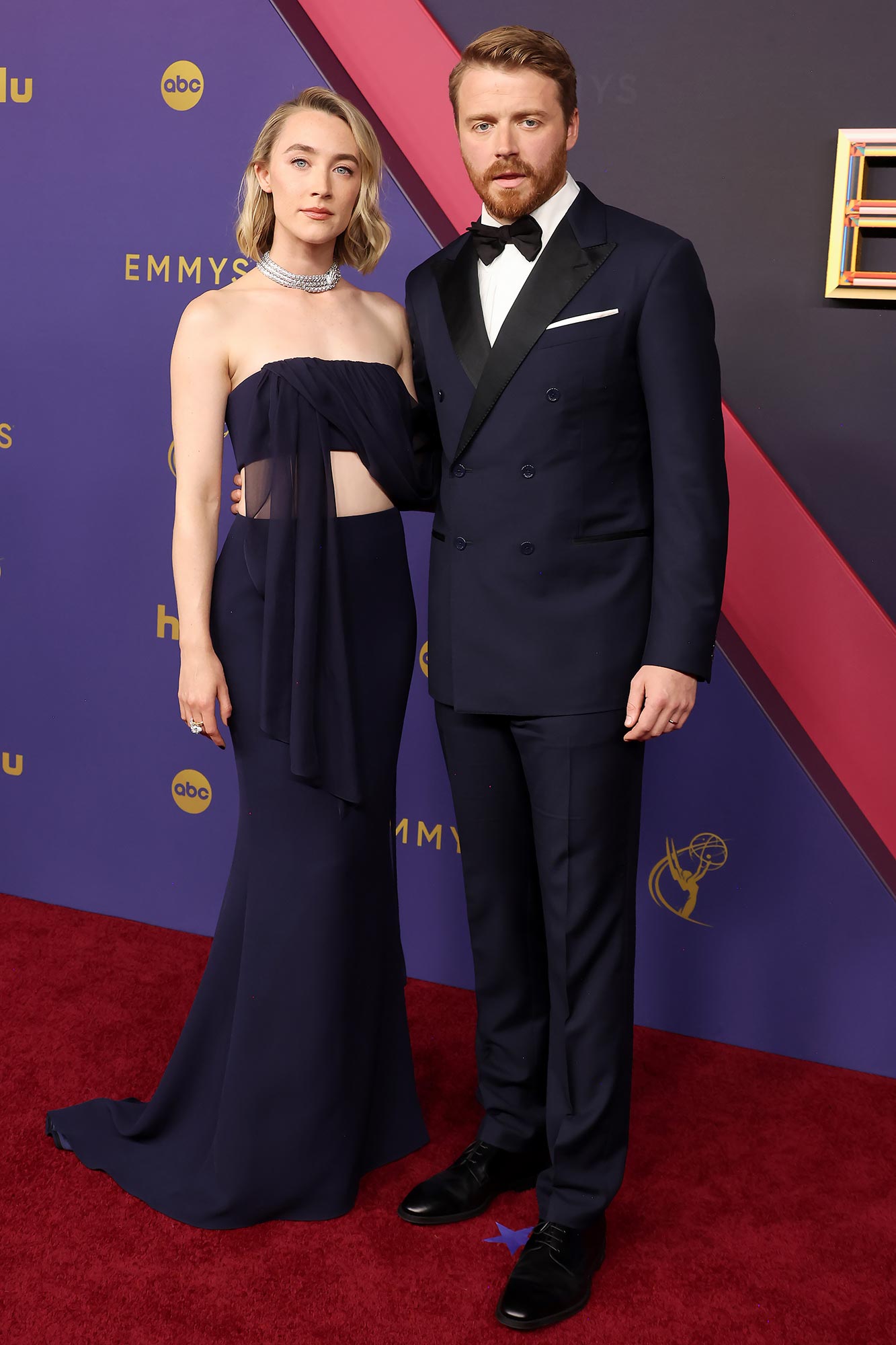 Saoirse Ronan y Jack Lowden asisten a los Emmy 2024 como pareja casada