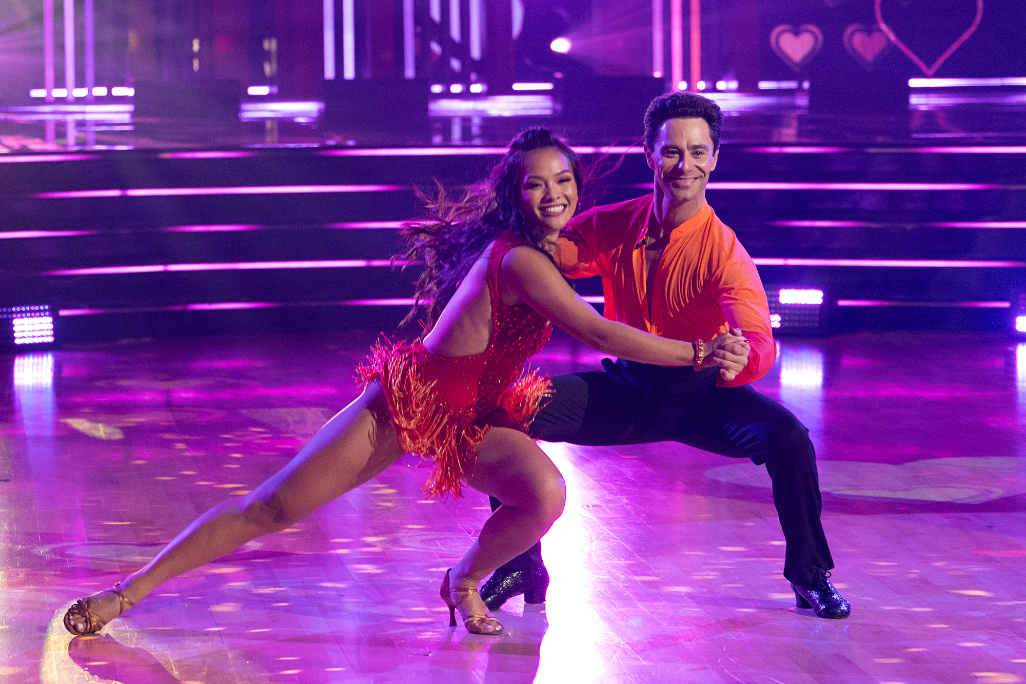 Os fãs estão pirando com Sasha Farber do DWTS chamando Jenn Tran de 'Babe'