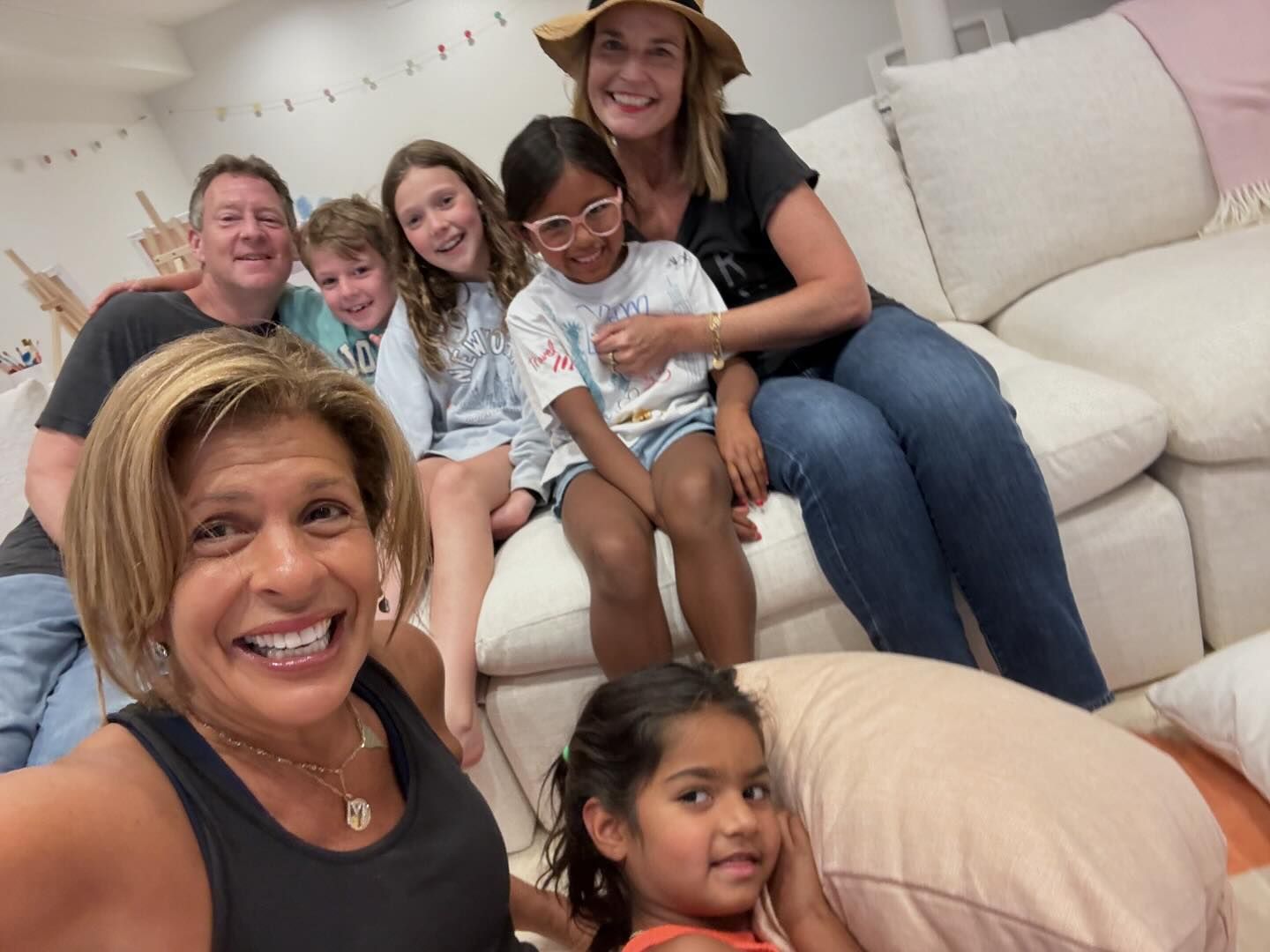 Savannah Guthrie y su familia de hoy visitan la nueva casa de Hoda Kotb