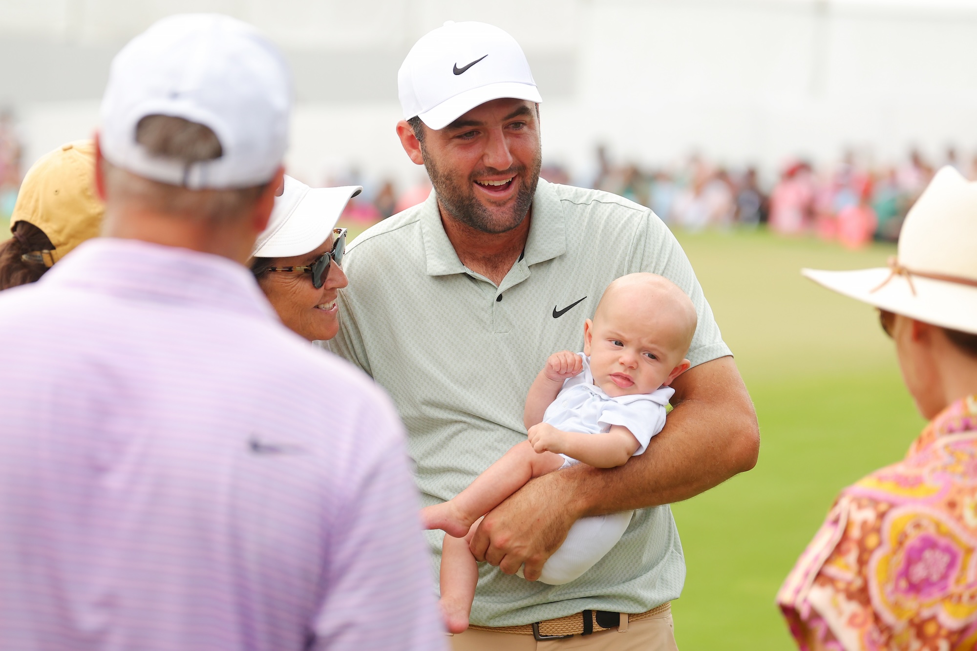 Scottie Scheffler świętuje zwycięstwo w Tour Championship z Sonem Bennettem