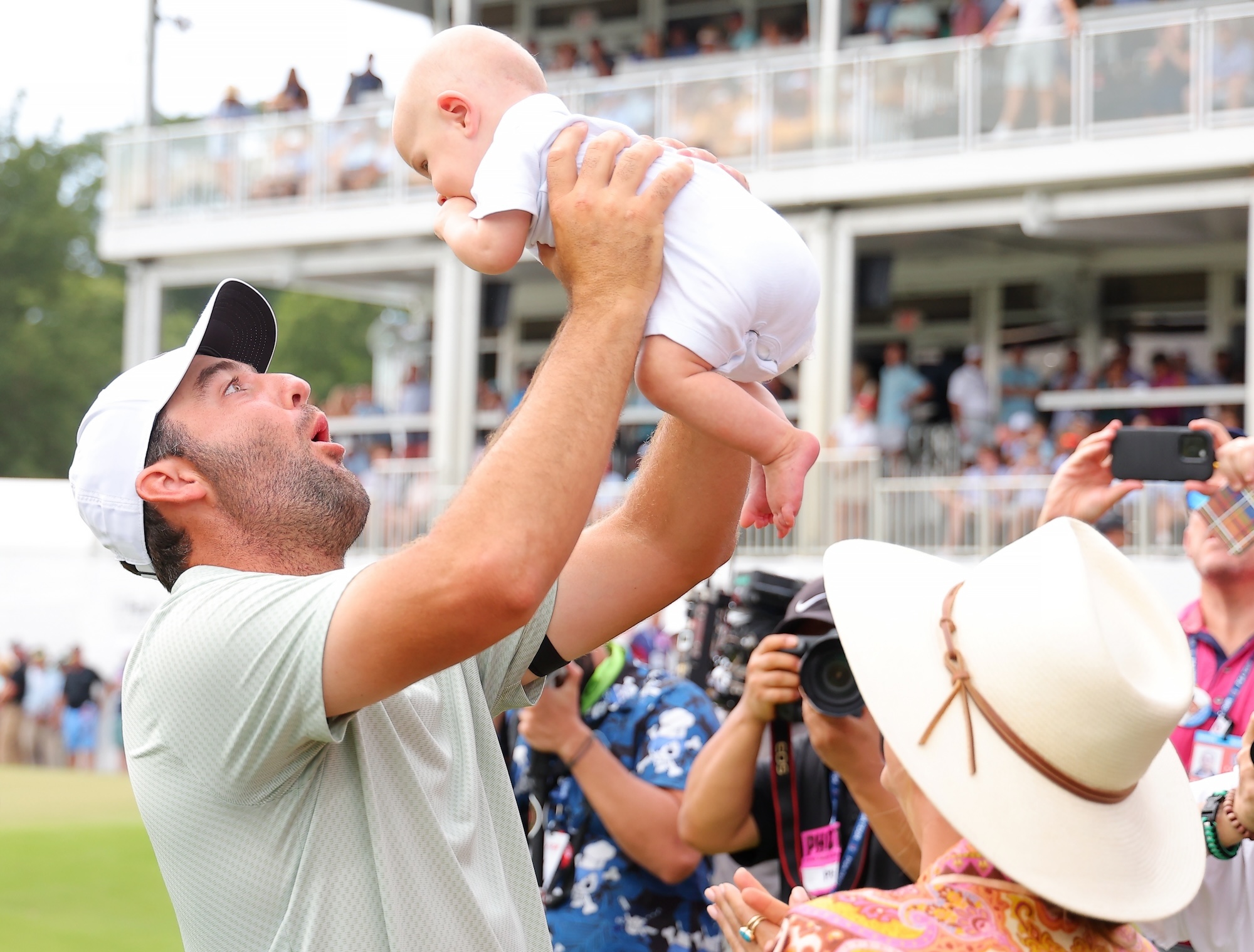 スコッティ・シェフラー、息子ベネットとともにツアーチャンピオンシップ優勝を祝う