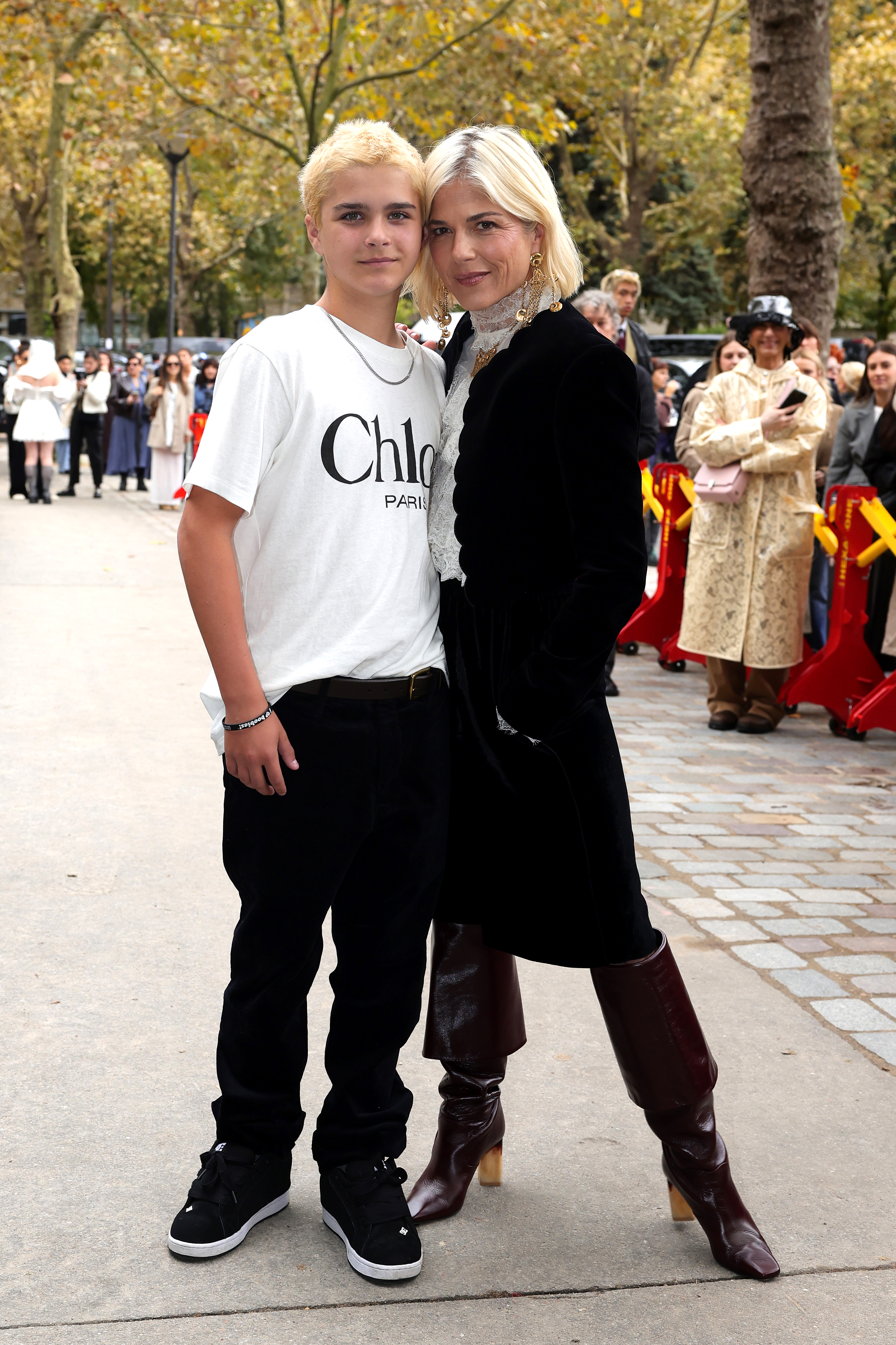 Selma Blair posa con su doble Son Arthur en la Semana de la Moda de París