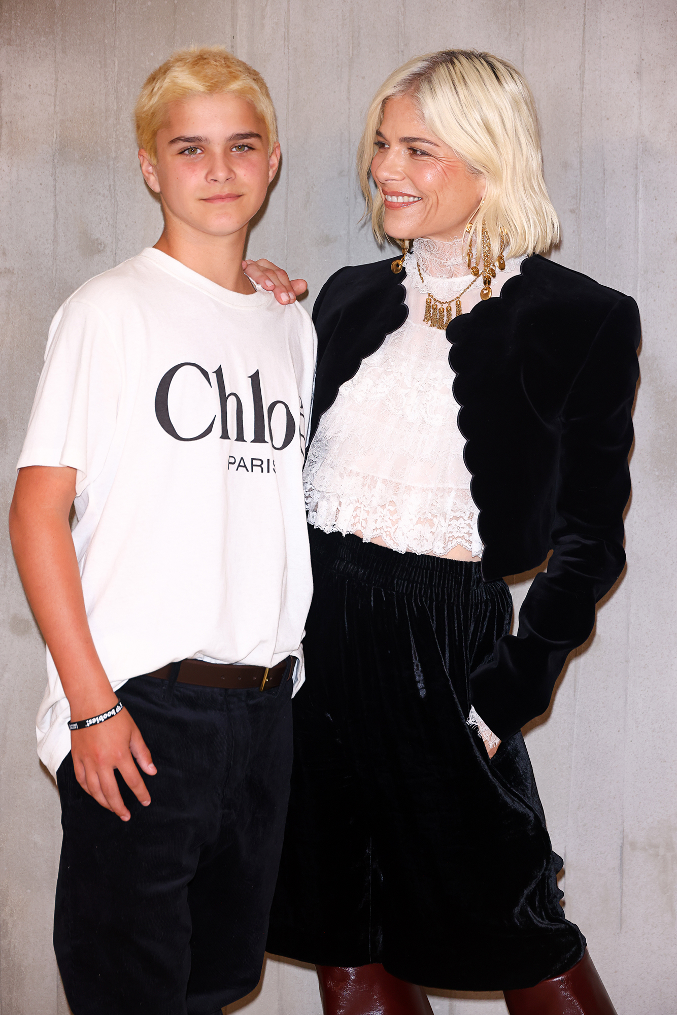 Selma Blair posiert mit ihrem Doppelgänger-Sohn Arthur auf der Paris Fashion Week