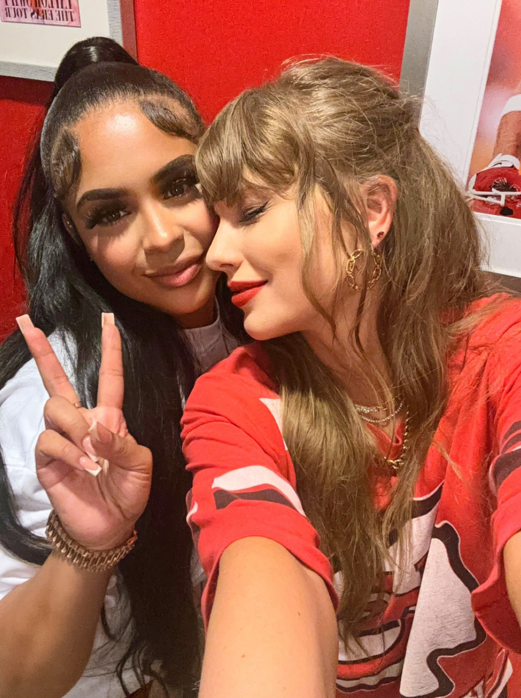 Sheawna Weathersby chia sẻ ảnh selfie mới với Taylor Swift từ trò chơi Chiefs