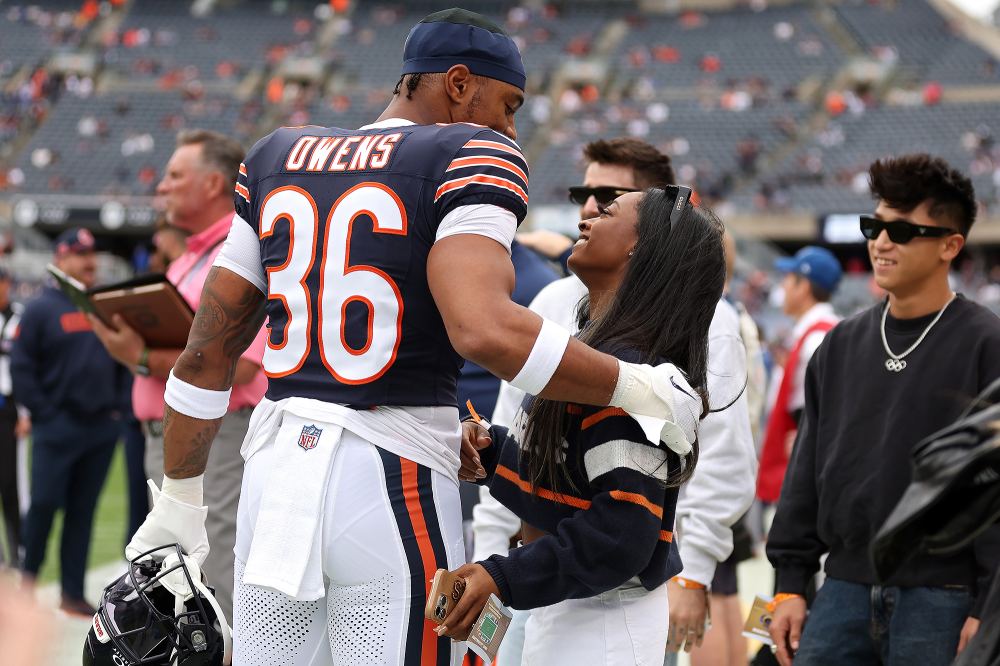 Simone Biles Kisses Jonathan Owens on Sideline Before Bears Game