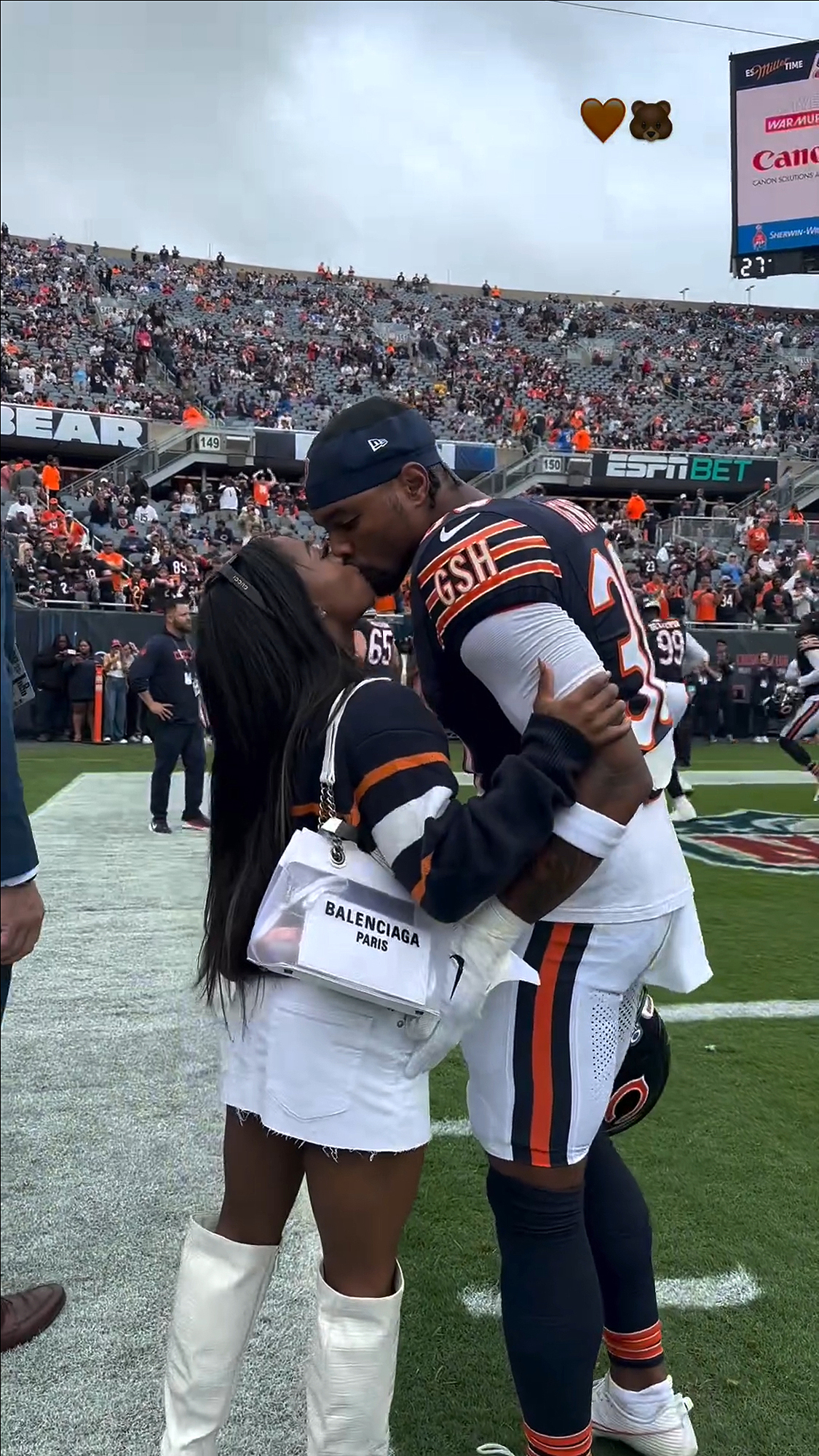 Simone Biles dá beijo lateral ao marido Jonathan Owens antes do jogo