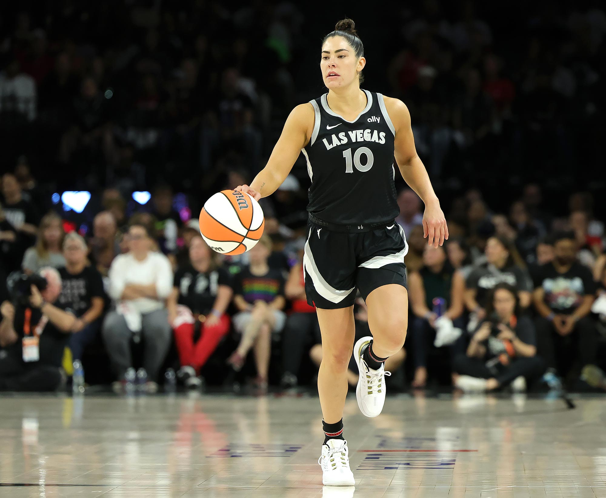 Spike Lee, gwiazda WNBA Kelsey Plum Trash rozmawiają na boisku podczas meczu Aces-Liberty